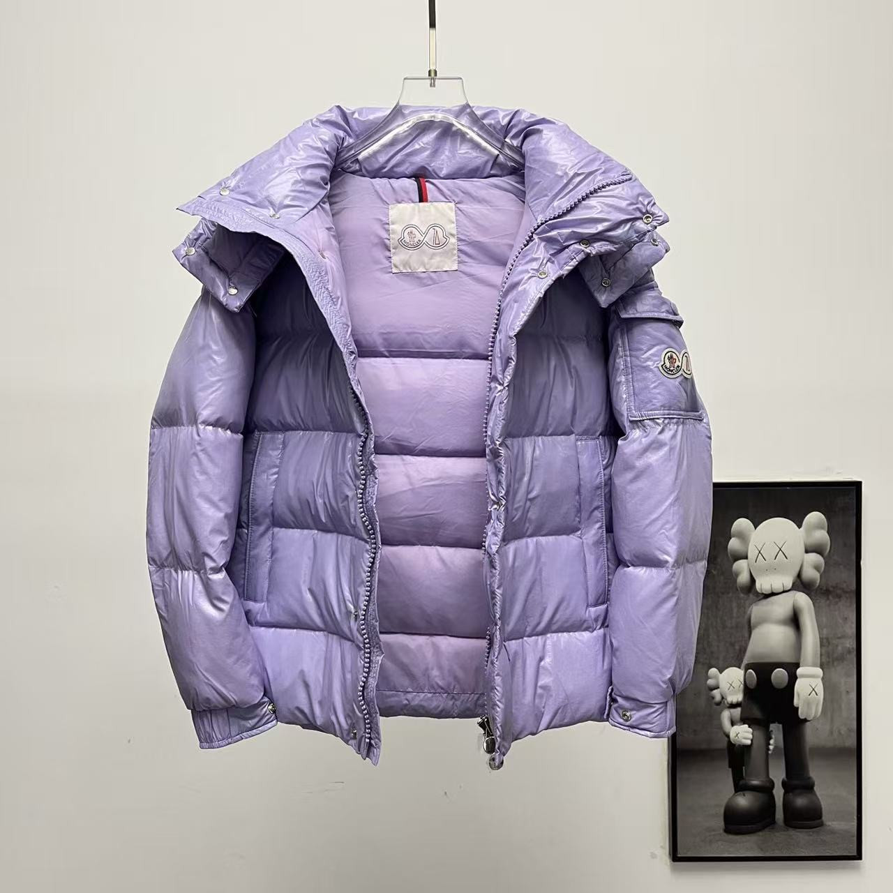 <p>Moncler 70周年双标连帽羽绒服(薰衣紫)</p>