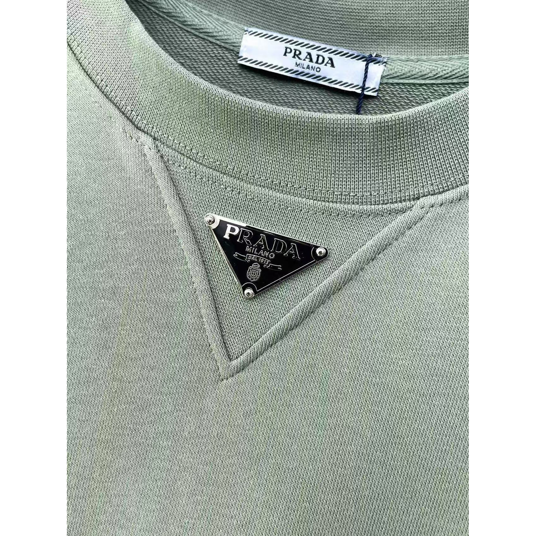 <p>PRADA 圓領長袖T恤(軍綠)</p>