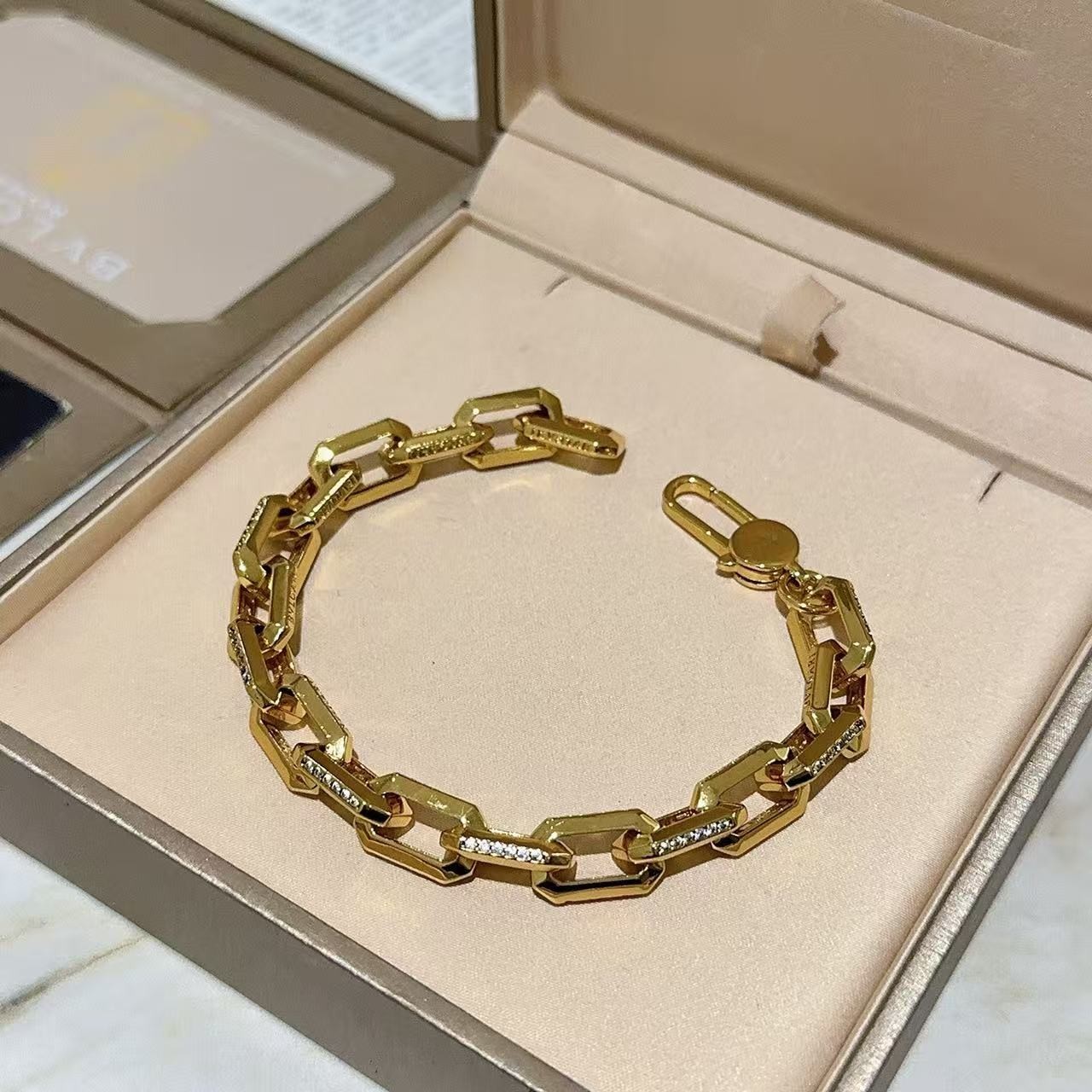 <p>BVLGARI&nbsp;手链</p>