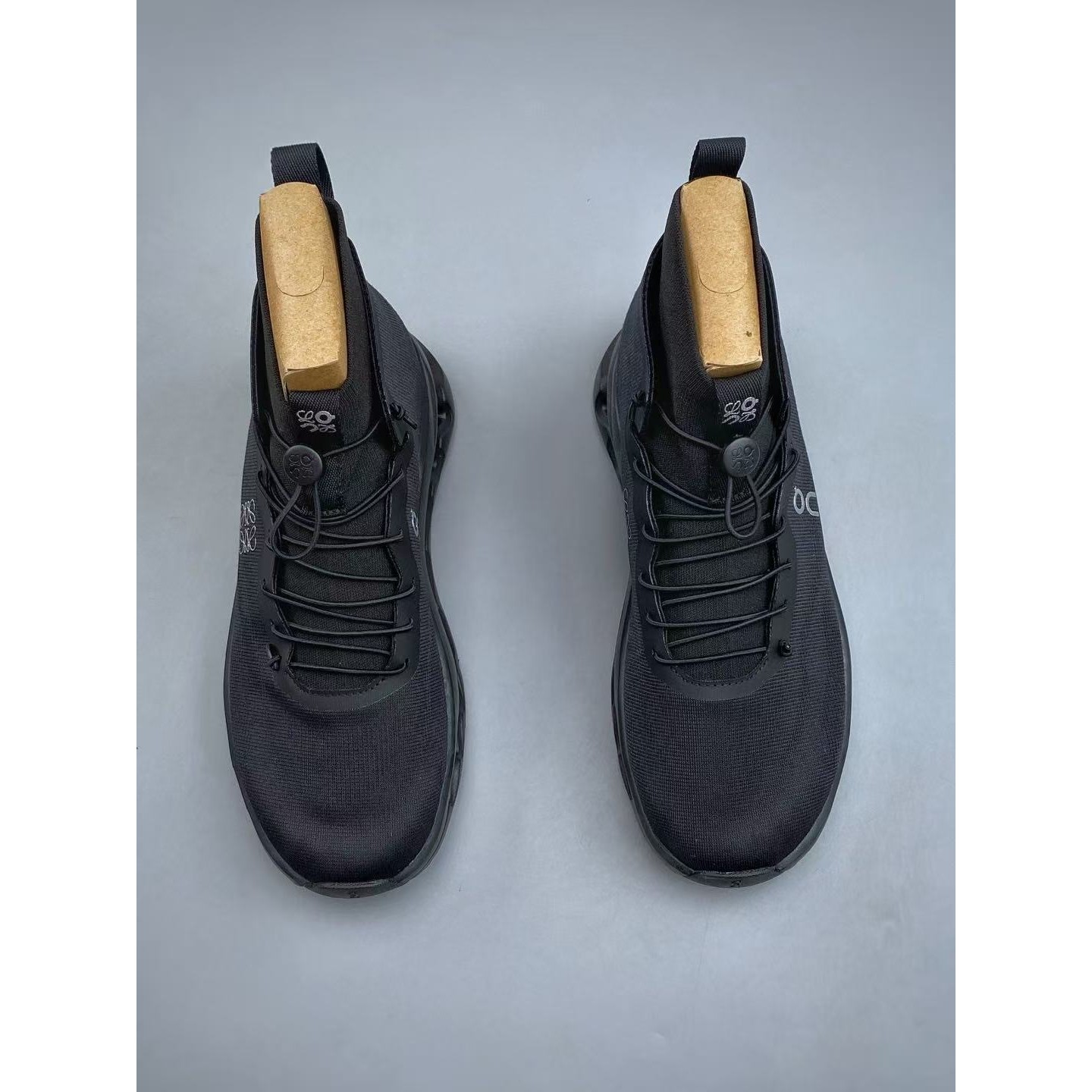 <p>Loewe X On 户外街头机能风跑步鞋(黑)</p>