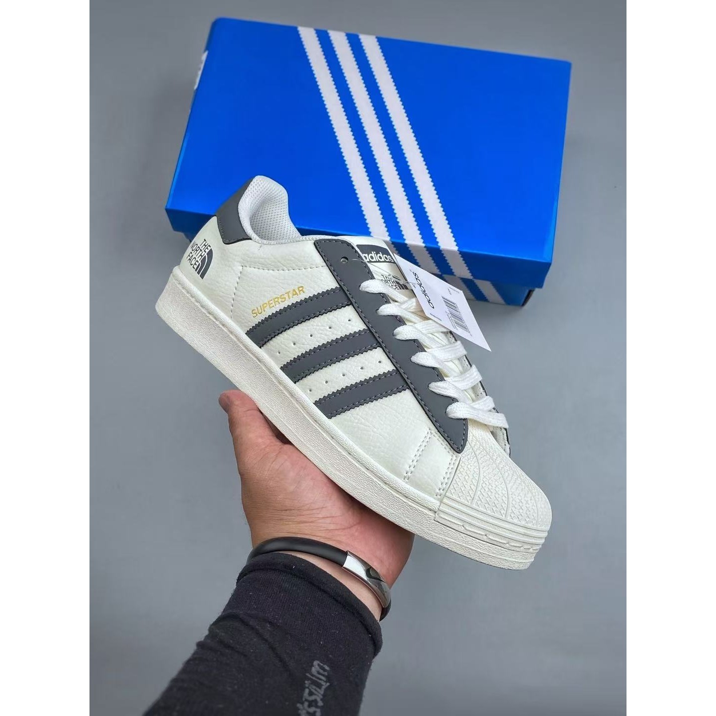 <p>Adidas 休闲运动板鞋(白灰)</p>