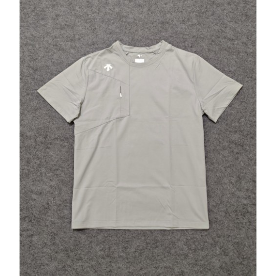 <p>DESCENTE 速乾短袖T恤(淺灰)</p>