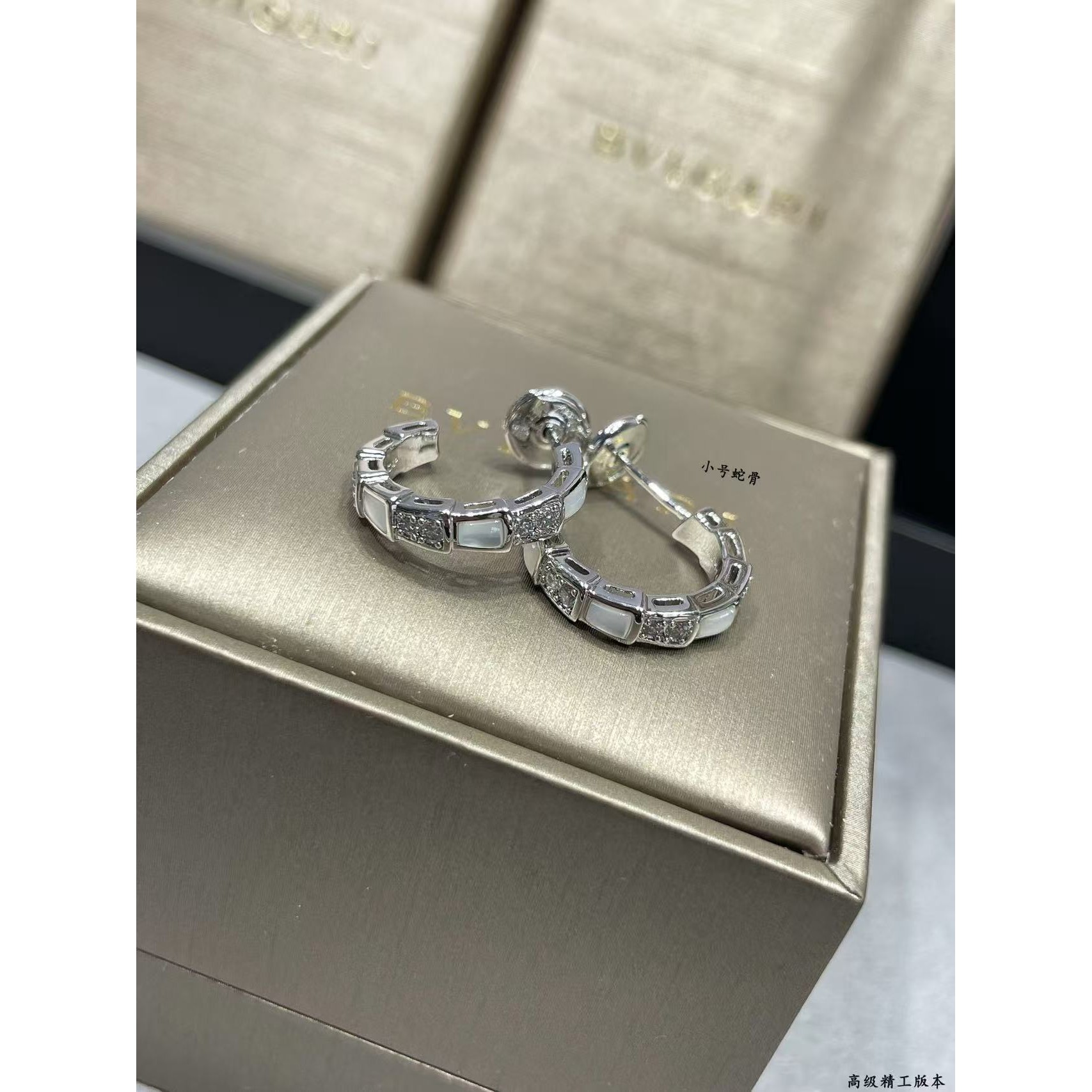 <p>BVLGARI&nbsp;贝壳蛇骨耳环</p>