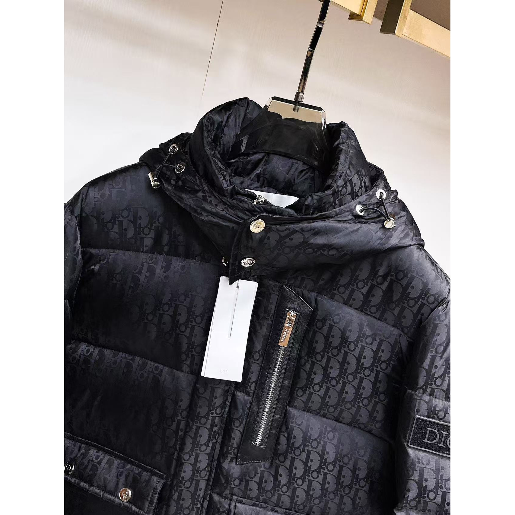 <p>DIOR&nbsp;秋冬新款羽绒服(黑)</p>