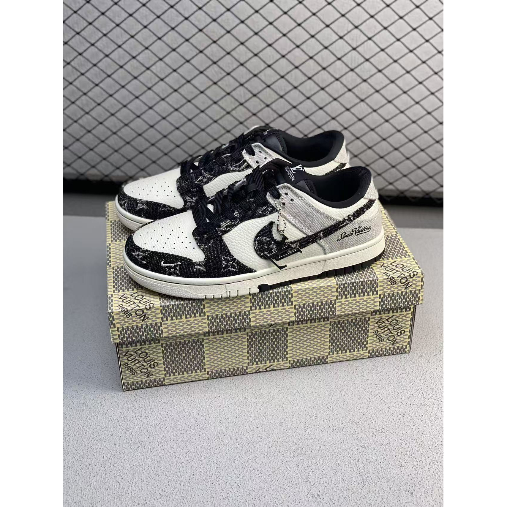 <p>Nike SB Dunk Low 青蓝牛仔休闲板鞋(黑)</p>