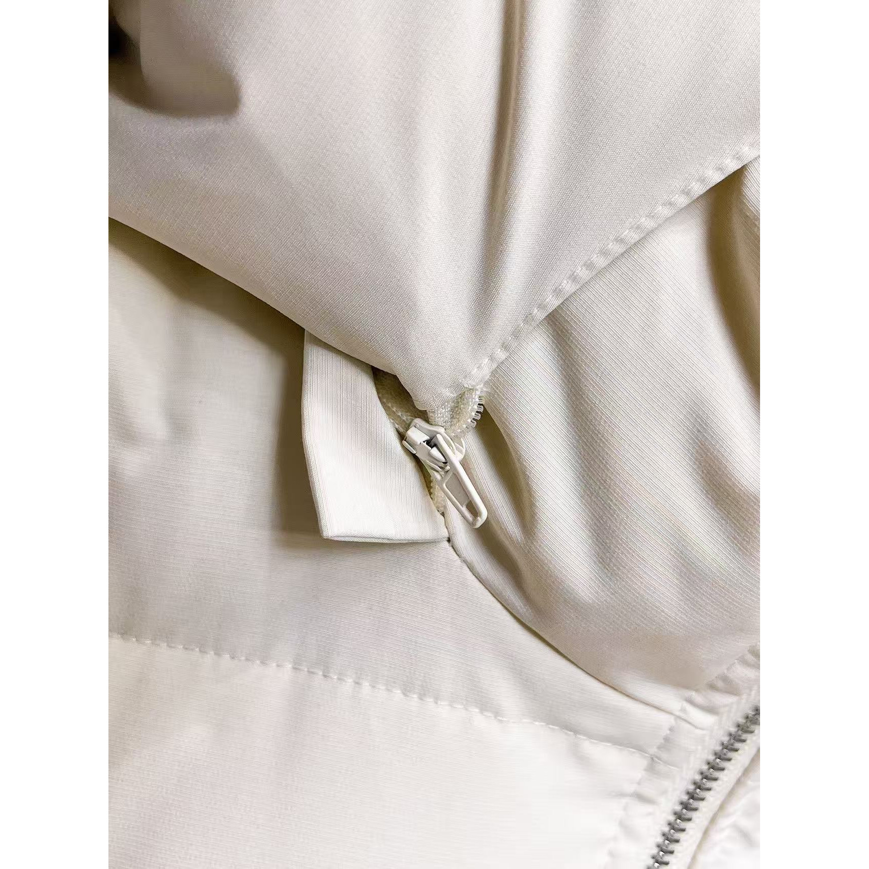 <p>MONCLER 秋冬新款羽绒服(白)</p>