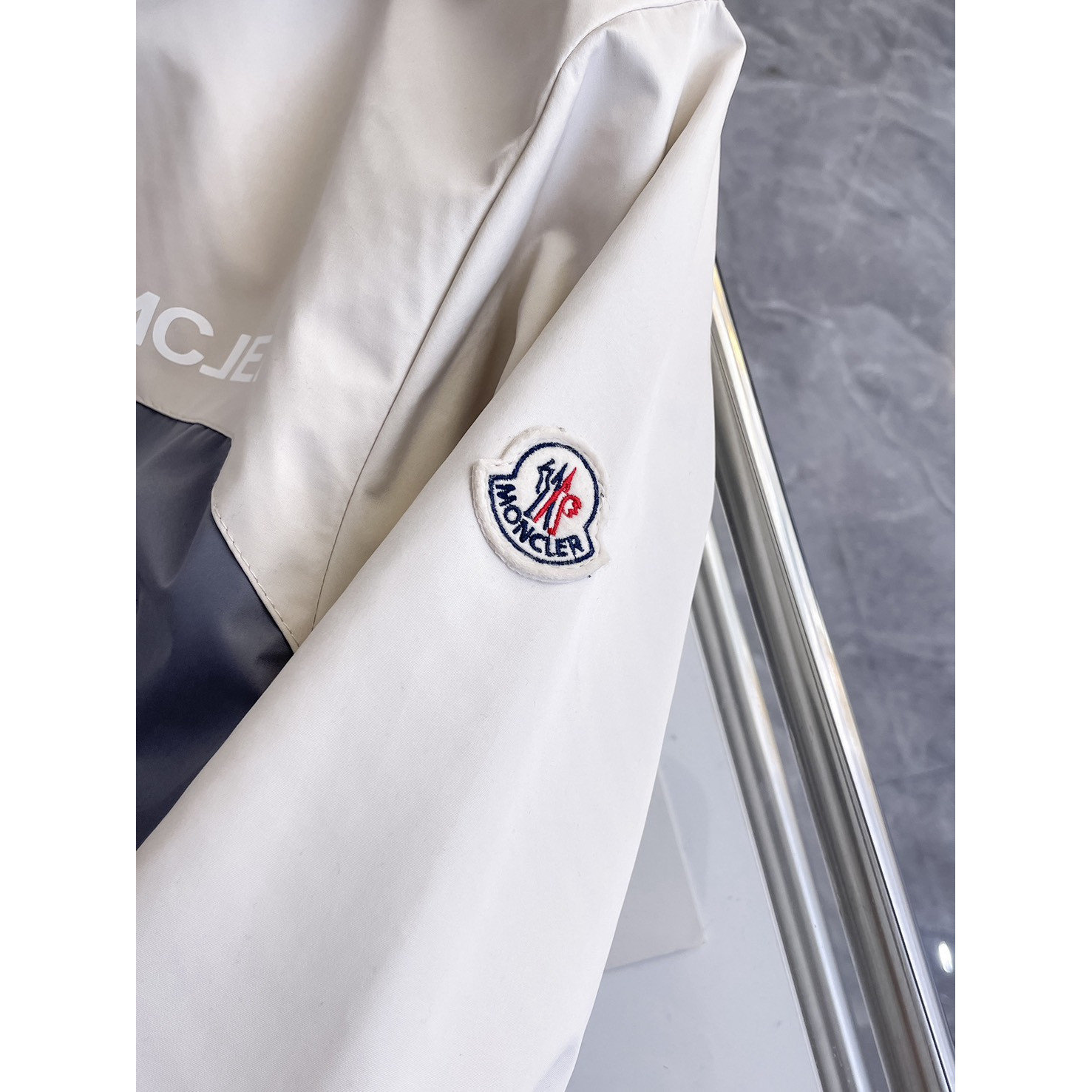 <p>MONCLER&nbsp;男士夹克外套(白)</p>