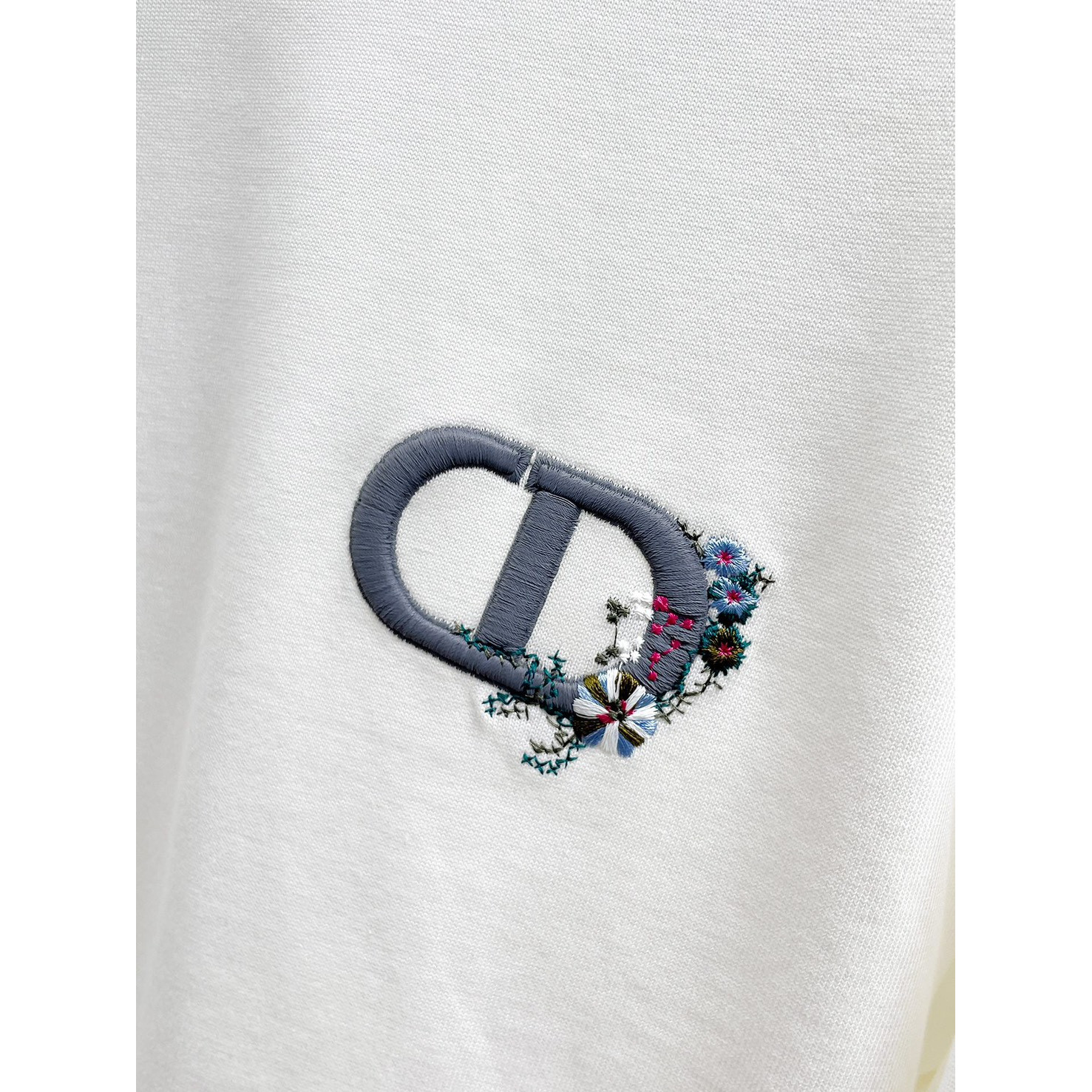 <p>DIOR&nbsp;长袖T恤(白)</p>