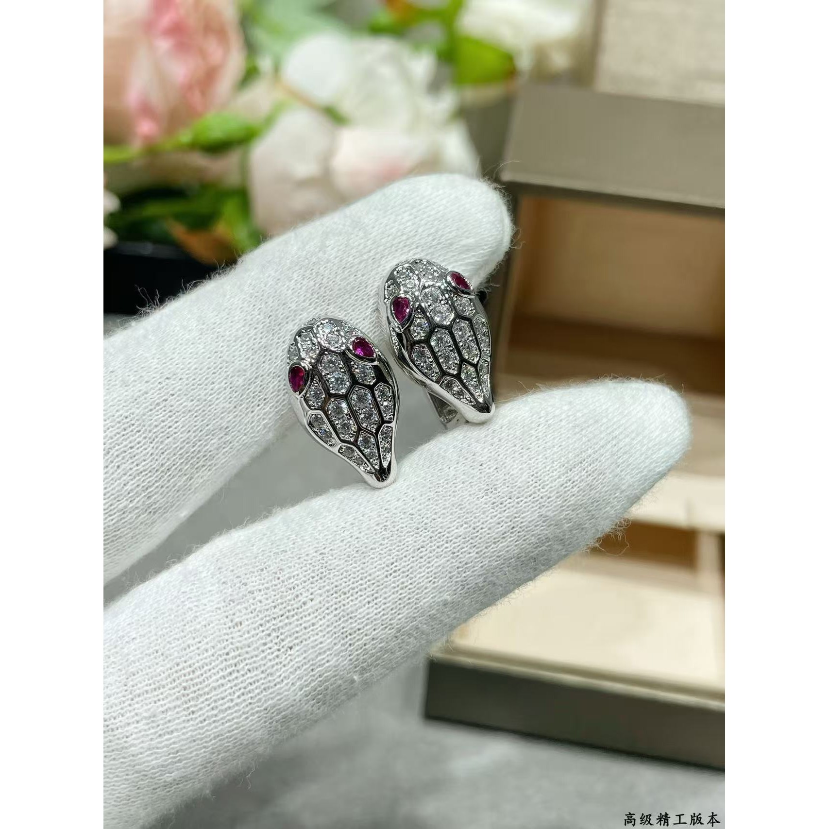 <p>BVLGARI 满钻蛇耳钉（红钻</p>