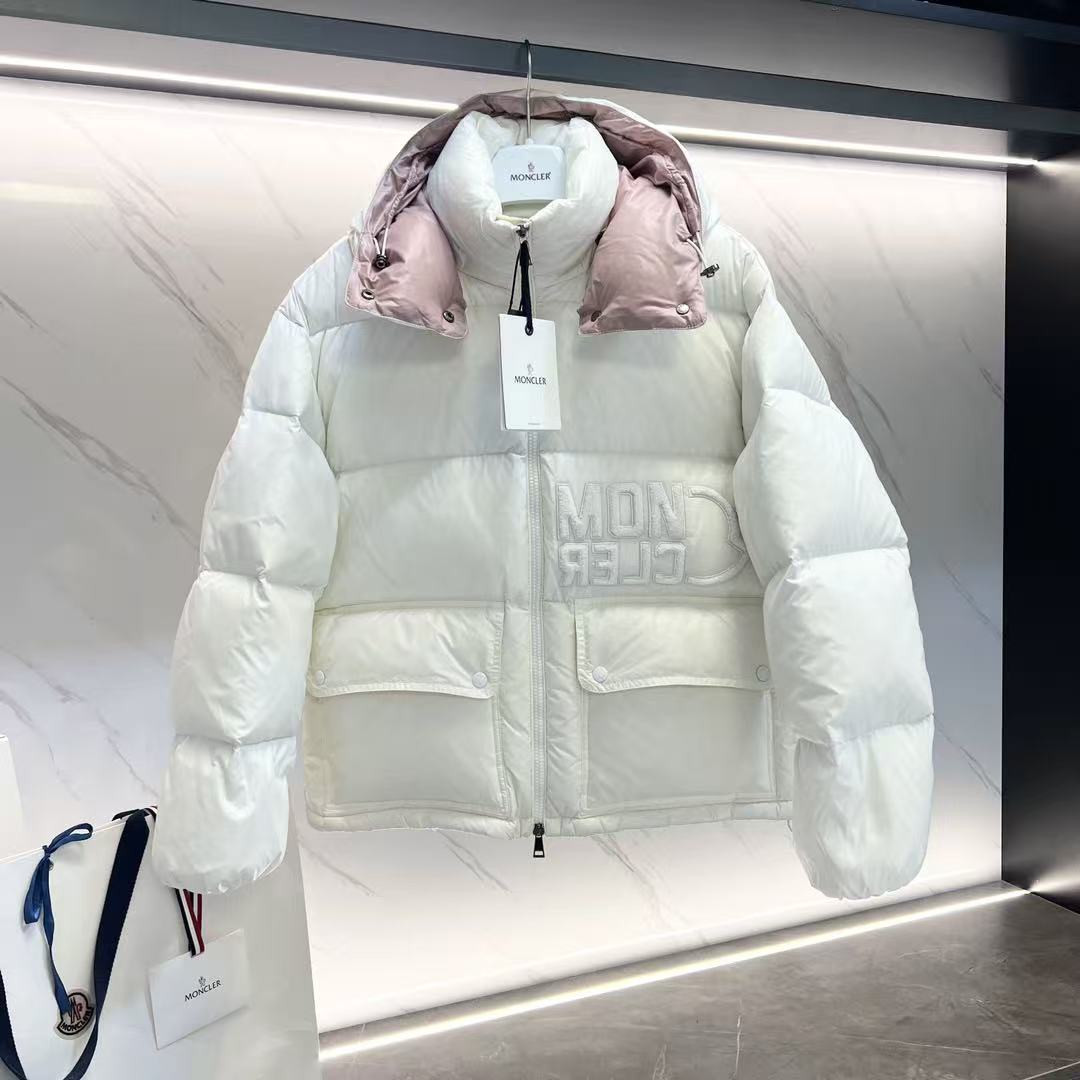 <p>MONCLER Abbaye面包服漆面尼龙女士羽绒服(白粉色)</p>