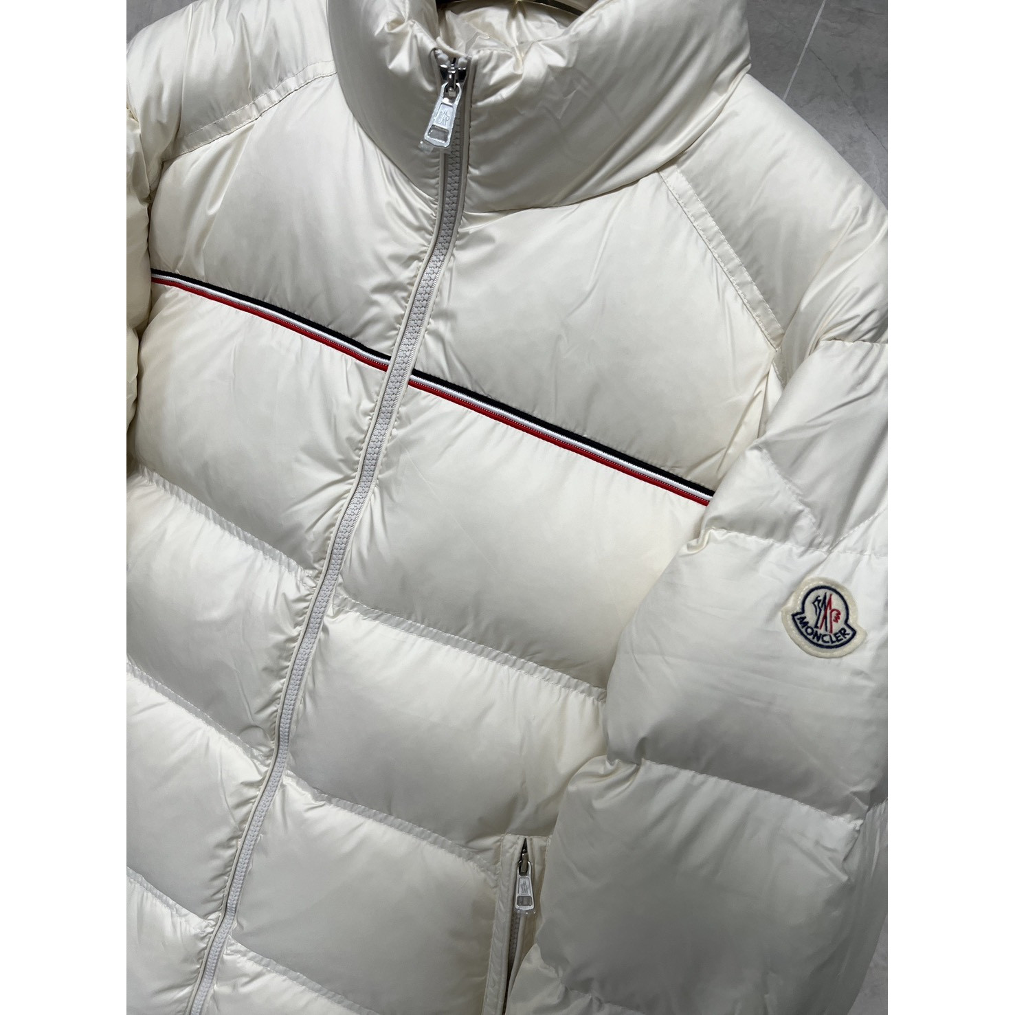 <p>Moncler&nbsp;短款拉链立领长袖夹克(白)</p>