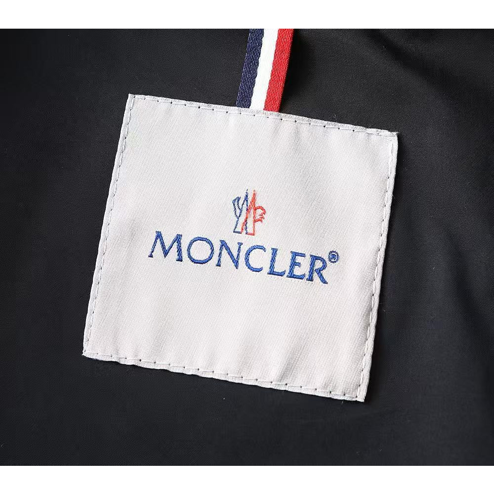 <p>MONCLER&nbsp;男士夹克外套(800856)</p>