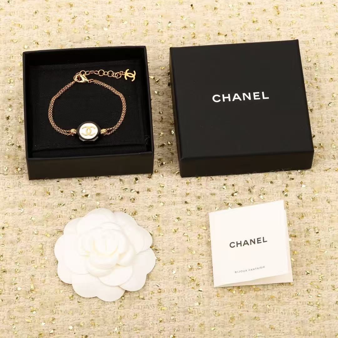 <p>CHANEL&nbsp;白纽扣圆形珐琅双c手链</p>