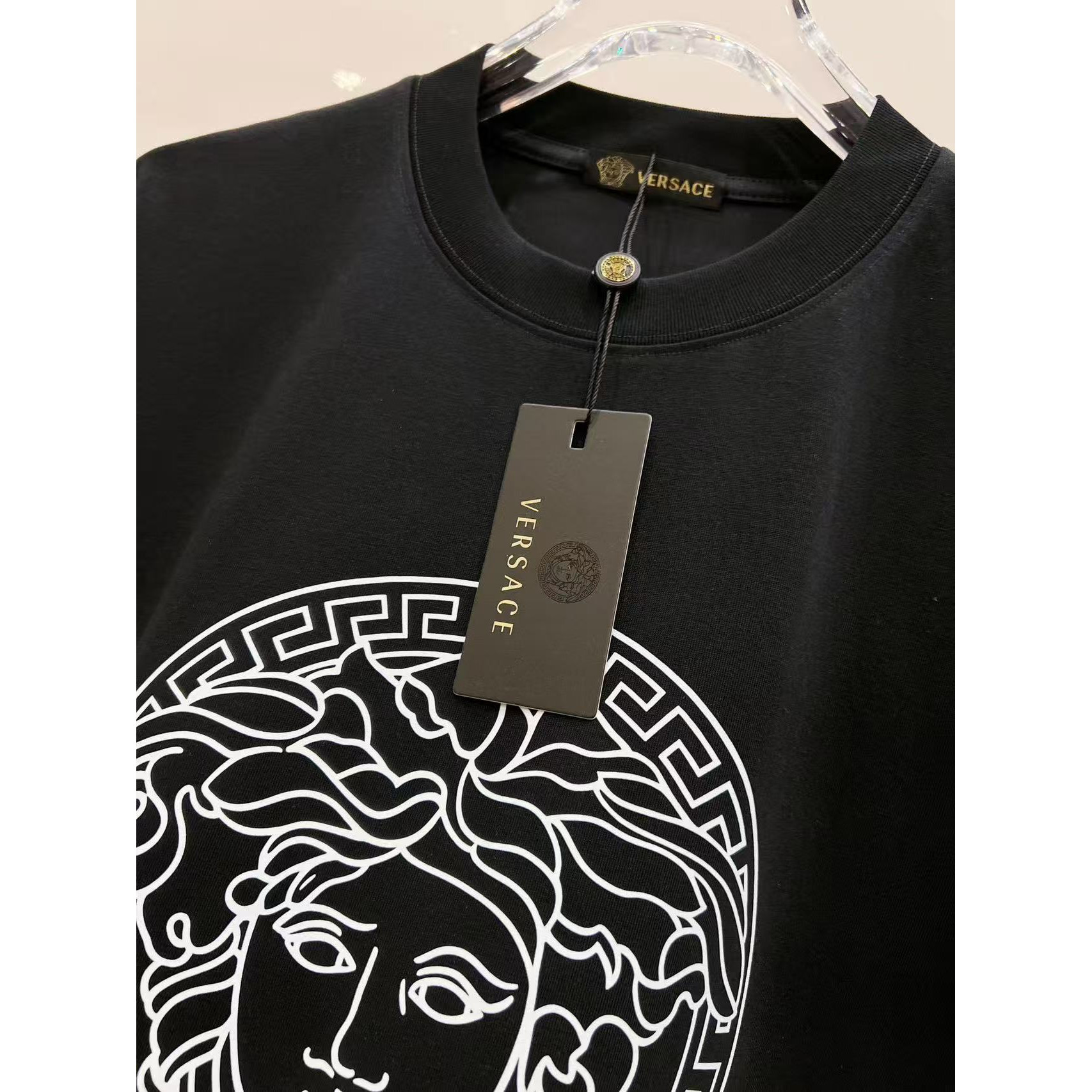 <p>Versace&nbsp;美杜莎logo字母印花经典短袖t恤(黑)&nbsp;</p>