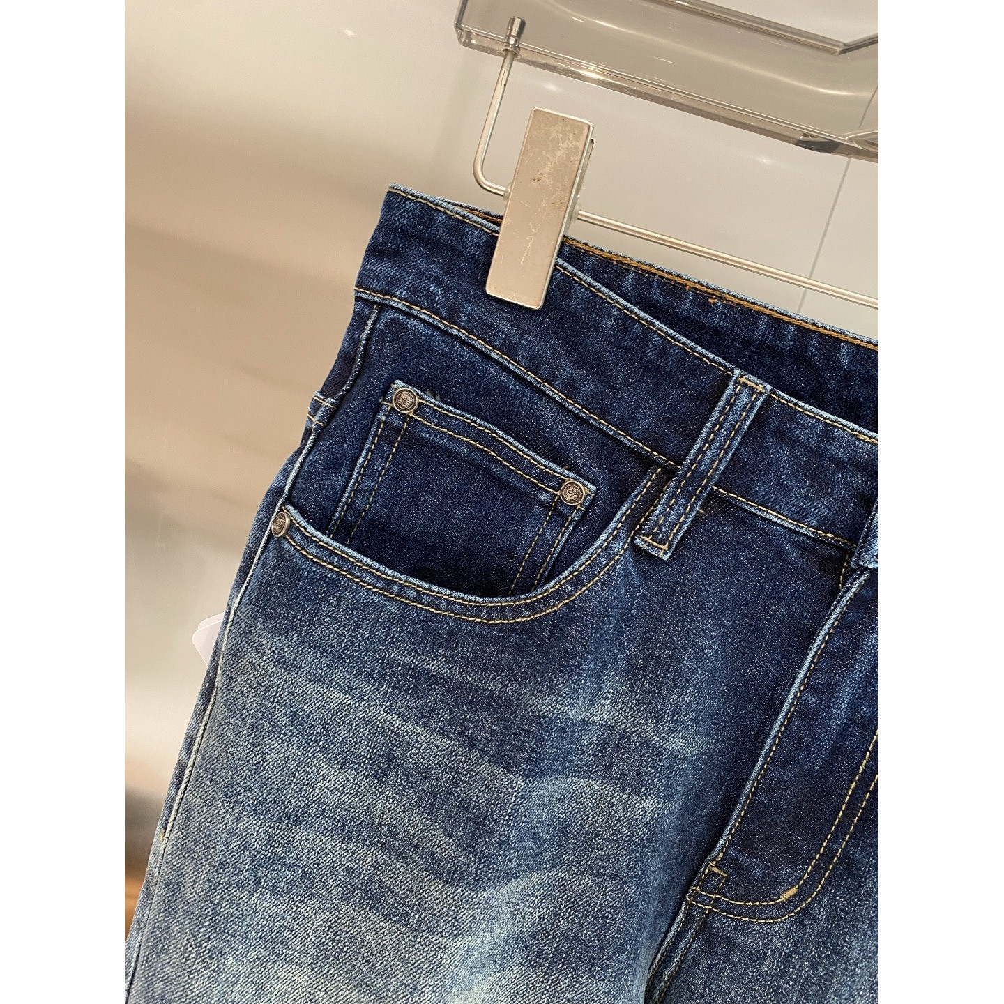 <p>LOEWE&nbsp;休闲牛仔裤</p>