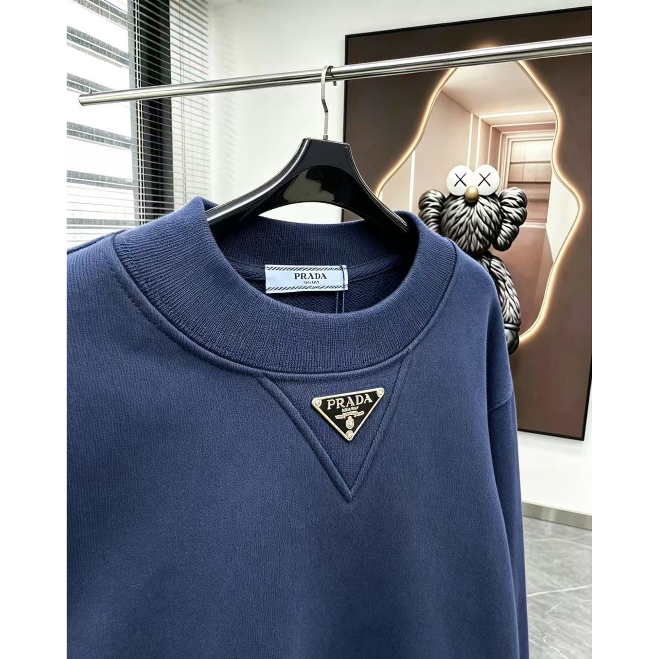 <p>PRADA 圓領長袖T恤(藏青)</p>