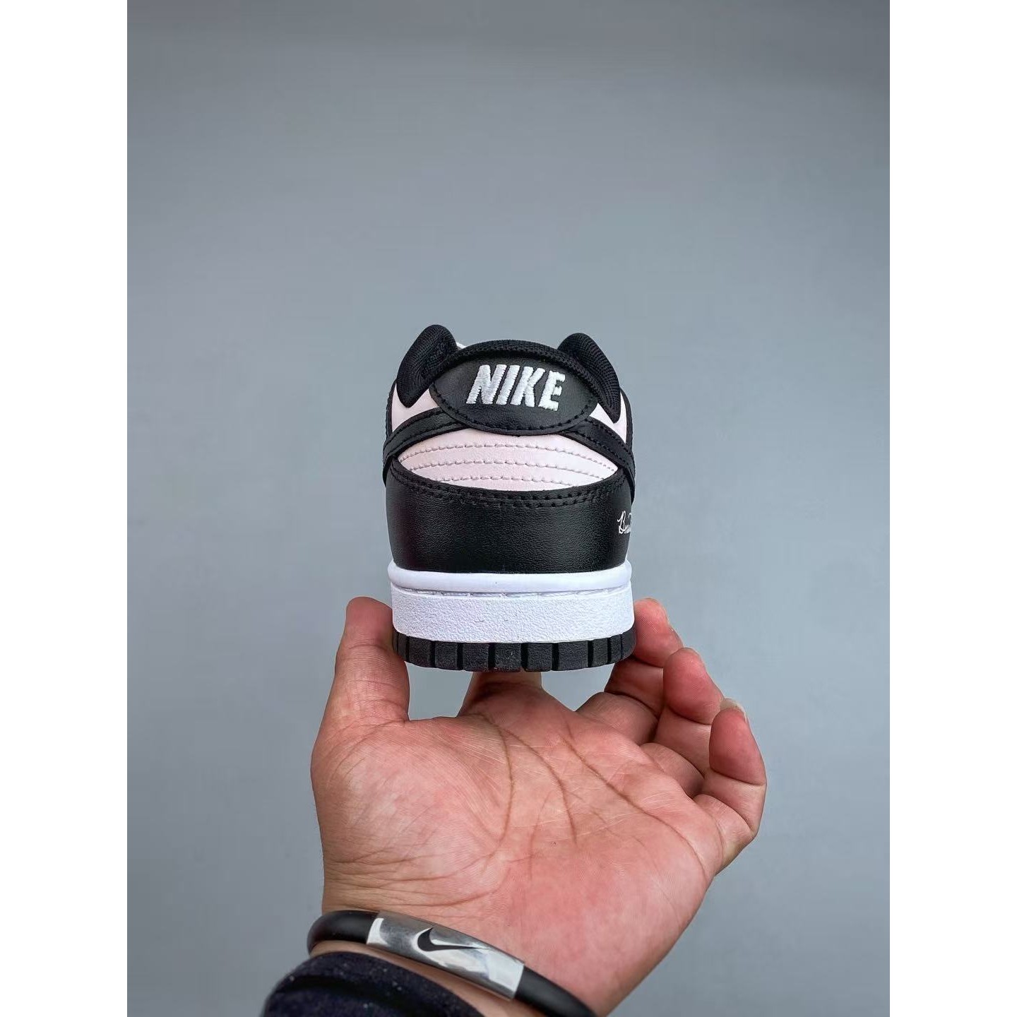 <p>Nike &nbsp;Dunk Low 黑+粉 低帮休闲板鞋&nbsp;</p>
