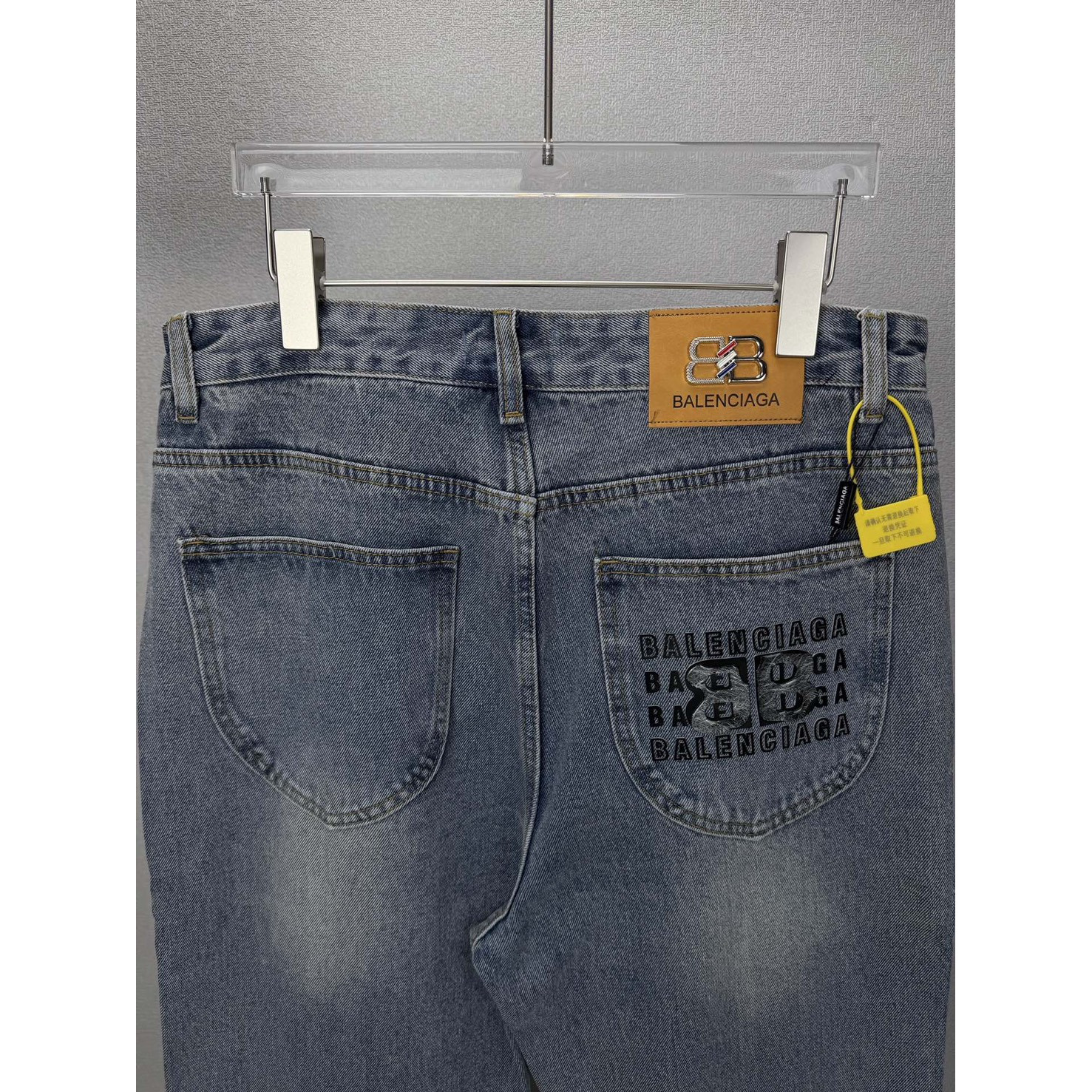 <p>Balenciaga 口袋立体压胶字母牛仔裤</p>