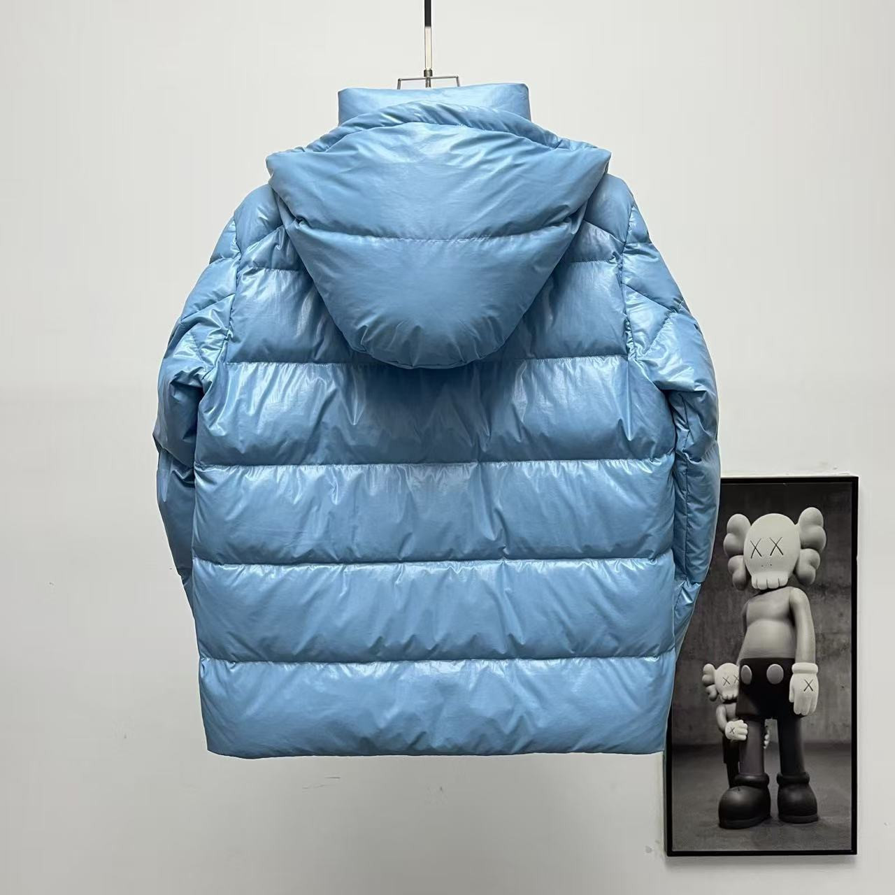 <p>Moncler 70周年双标连帽羽绒服(天藍色)</p>