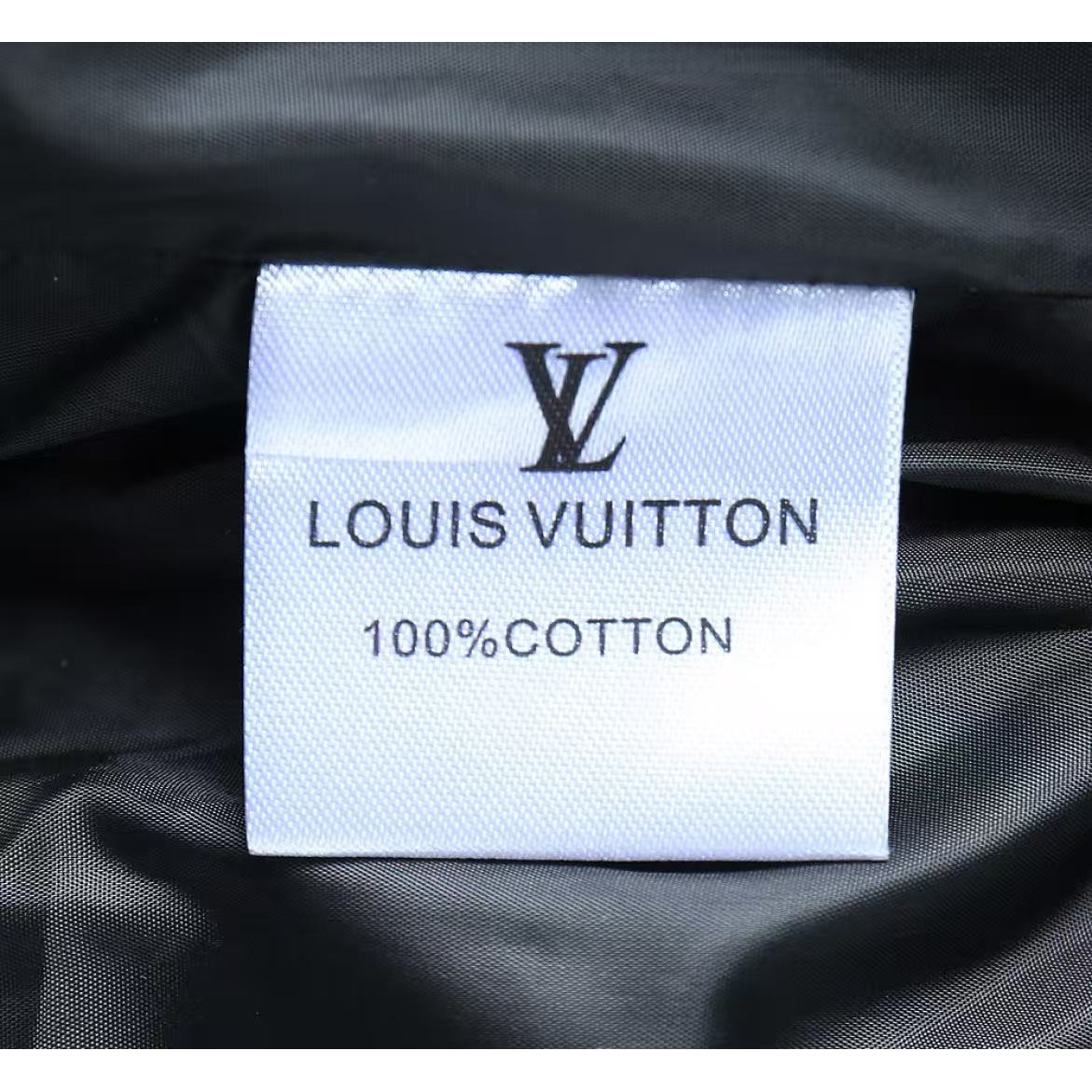 <p>LV 新款羽绒服(黑)</p>