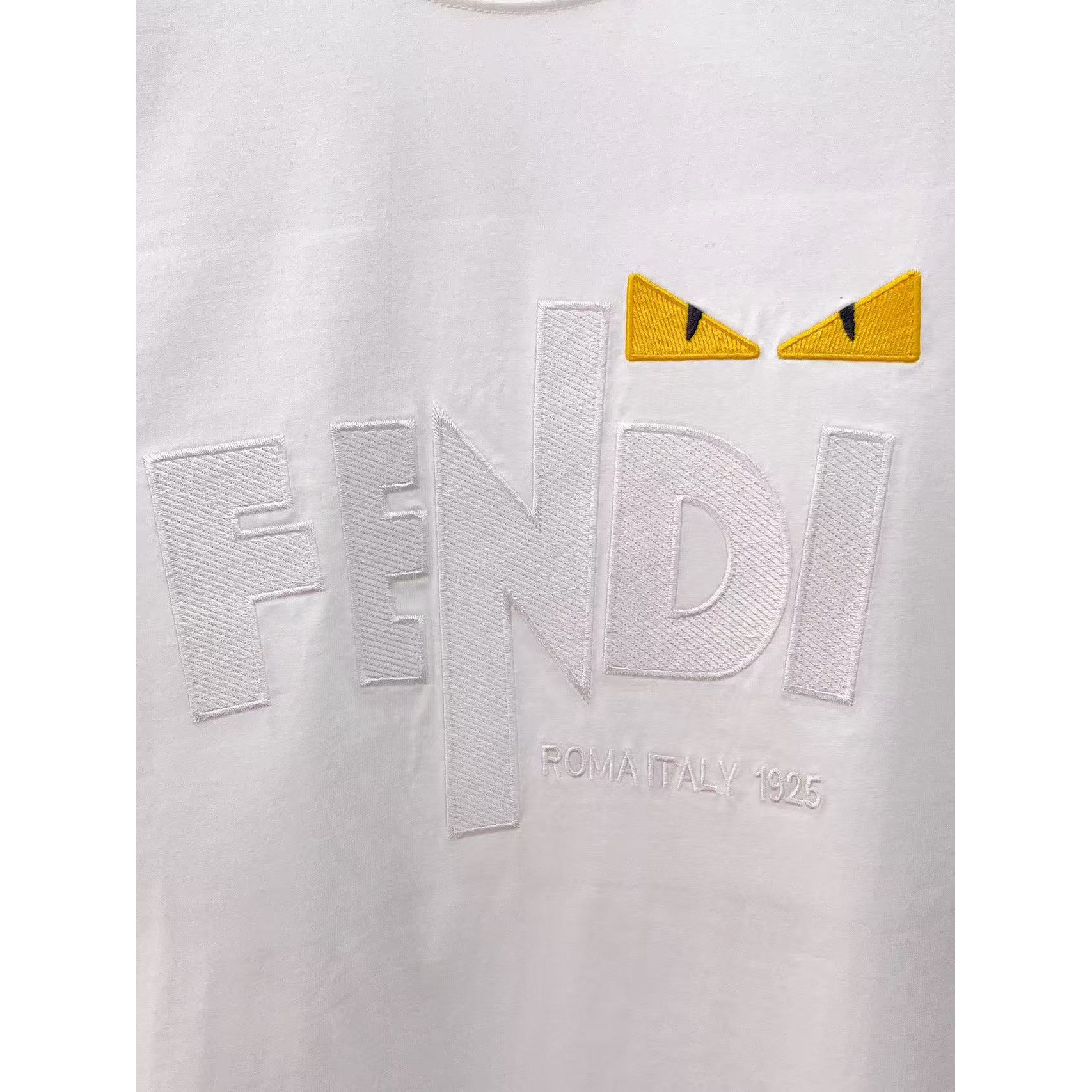 <p>FENDI&nbsp;专柜新款短袖T恤(白)</p>