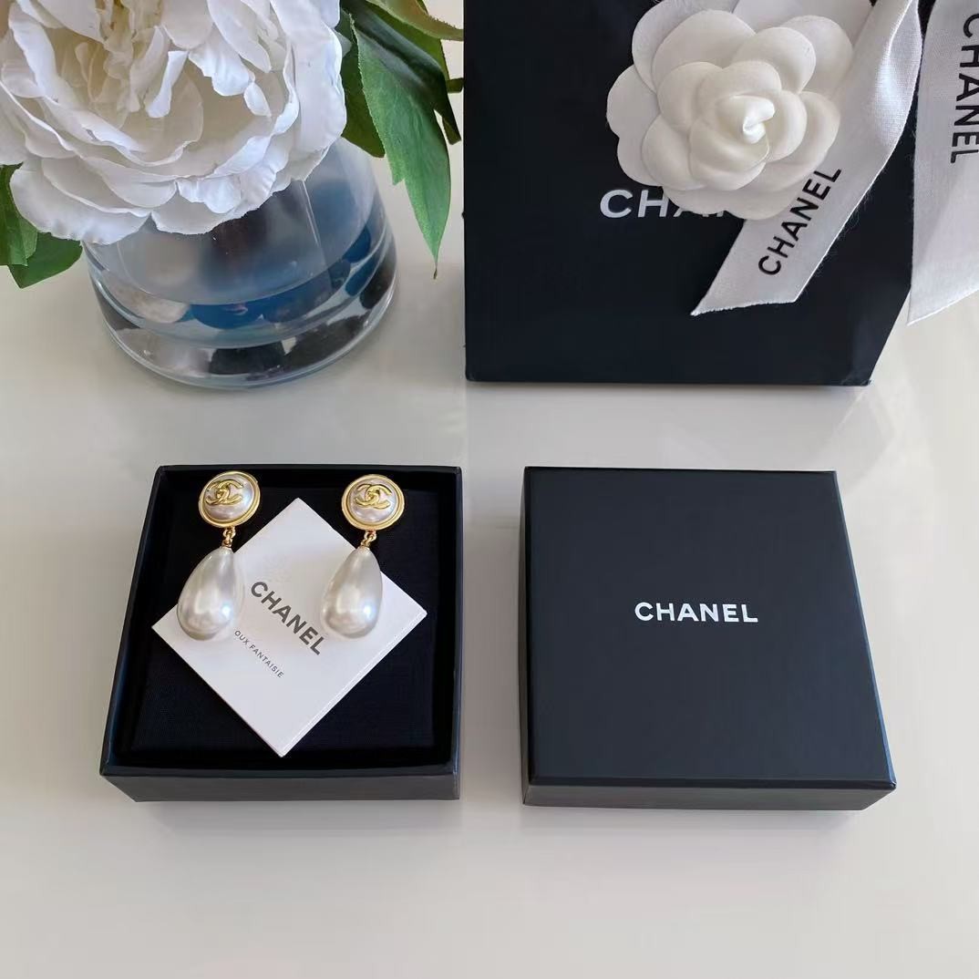 <p>CHANEL&nbsp;纽扣珍珠吊大水滴珍珠耳环</p>