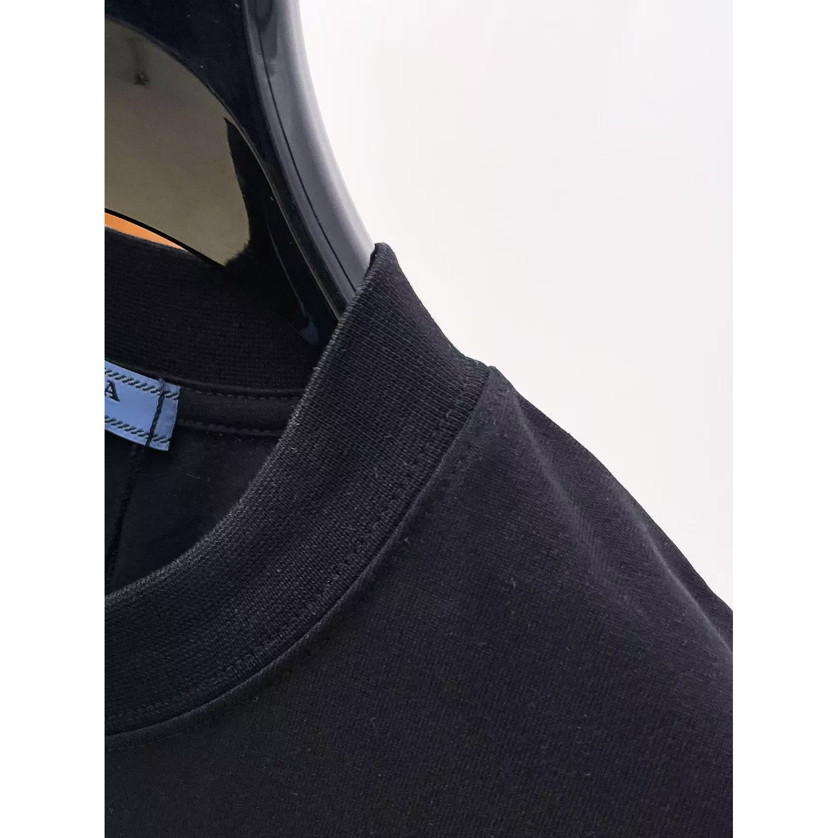 <p>PRADA 专柜新款短袖T恤(黑)</p>