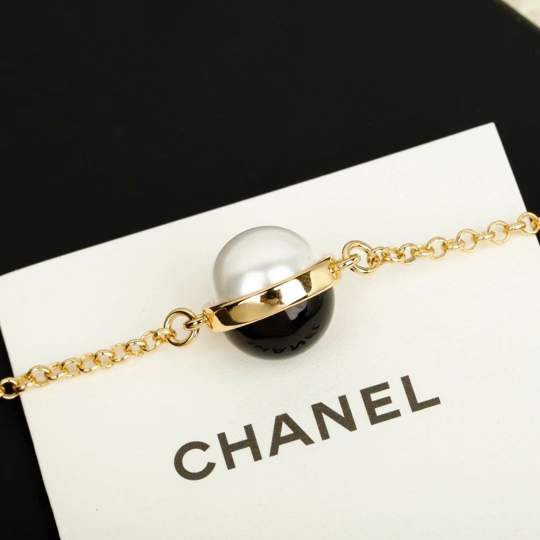 <p>CHANEL&nbsp;黑白拼色珍珠毛衣链</p>