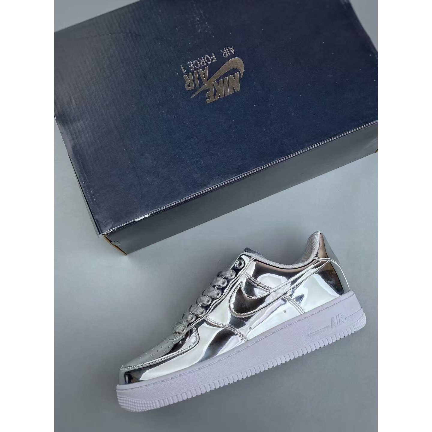 <p>Nike Air Force1 07 low&nbsp; (銀)</p>