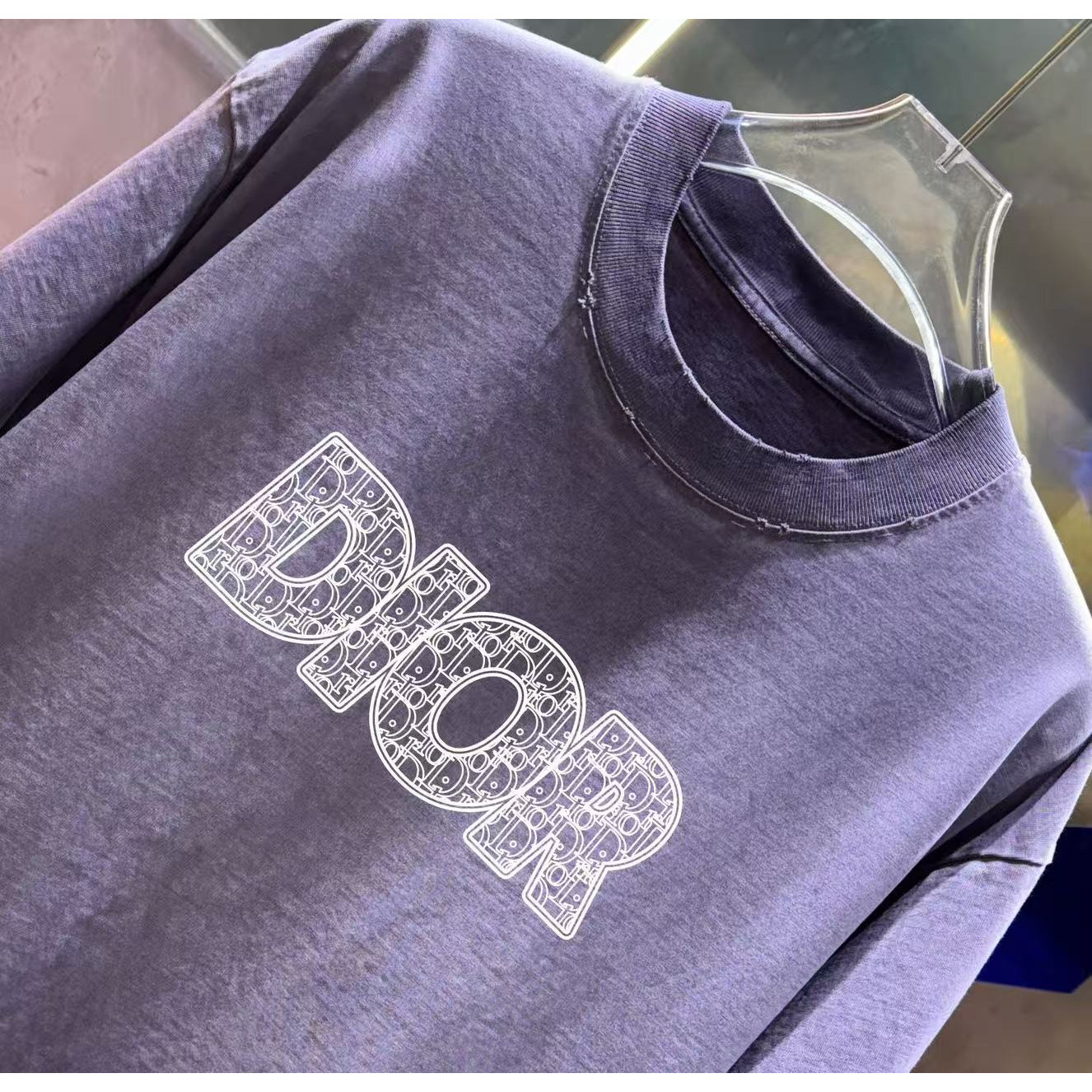 <p>DIOR&nbsp;洗水磨破短袖T恤(洗水紫)</p>