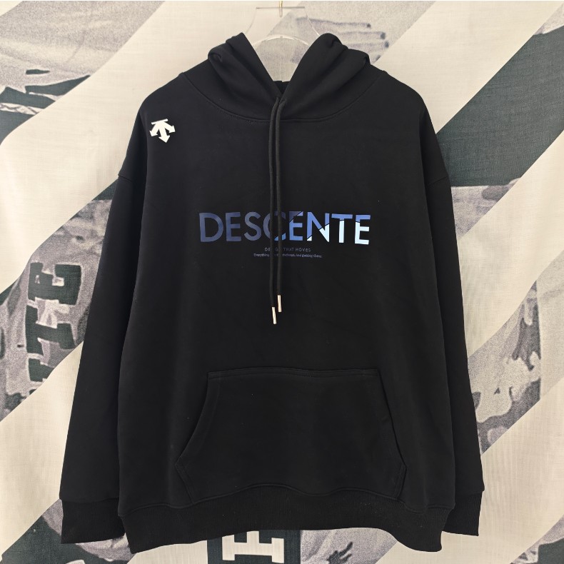 <p>DESCENTE 連帽長袖T恤(黑)</p>