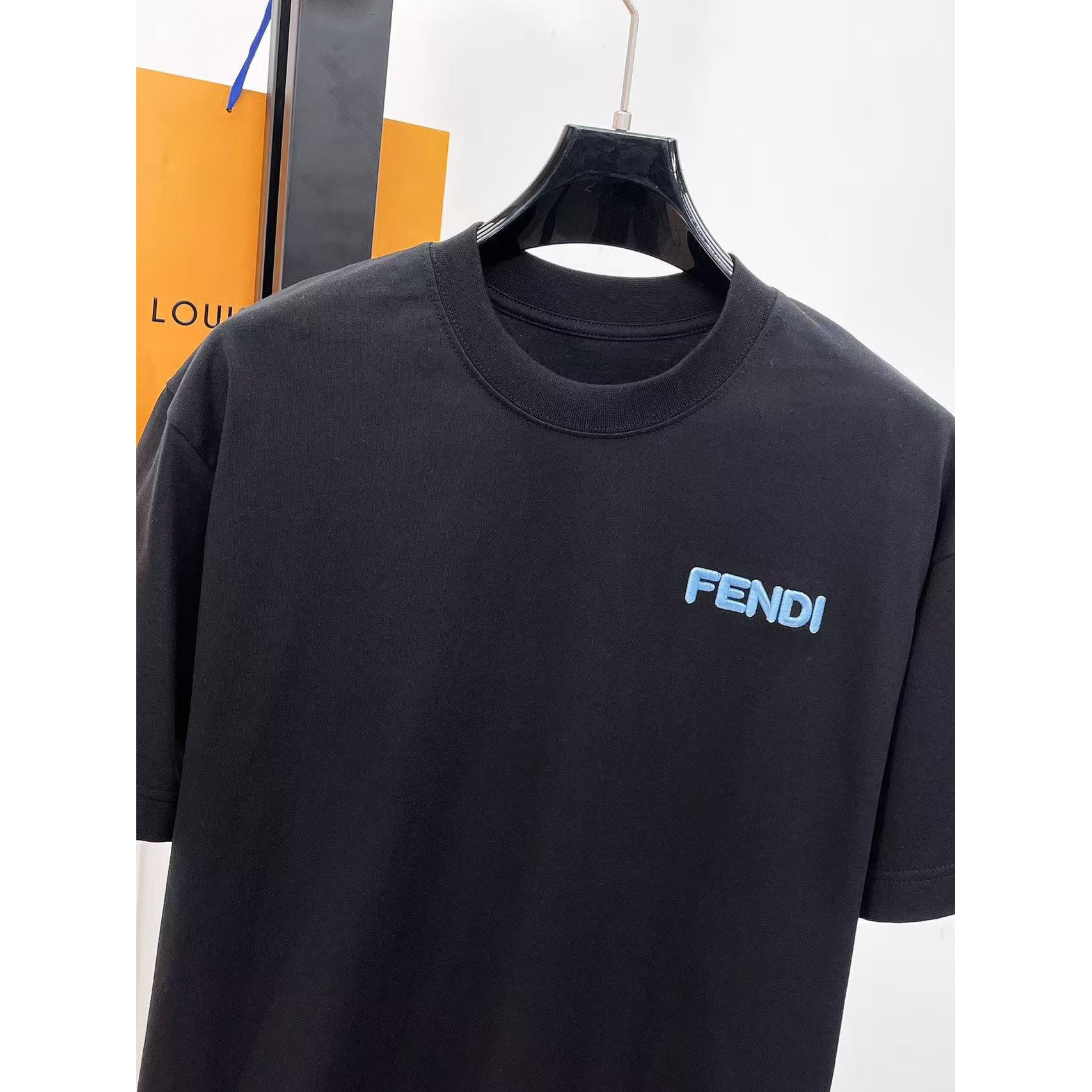 <p>FENDI&nbsp;专柜新款短袖T恤(黑)</p>