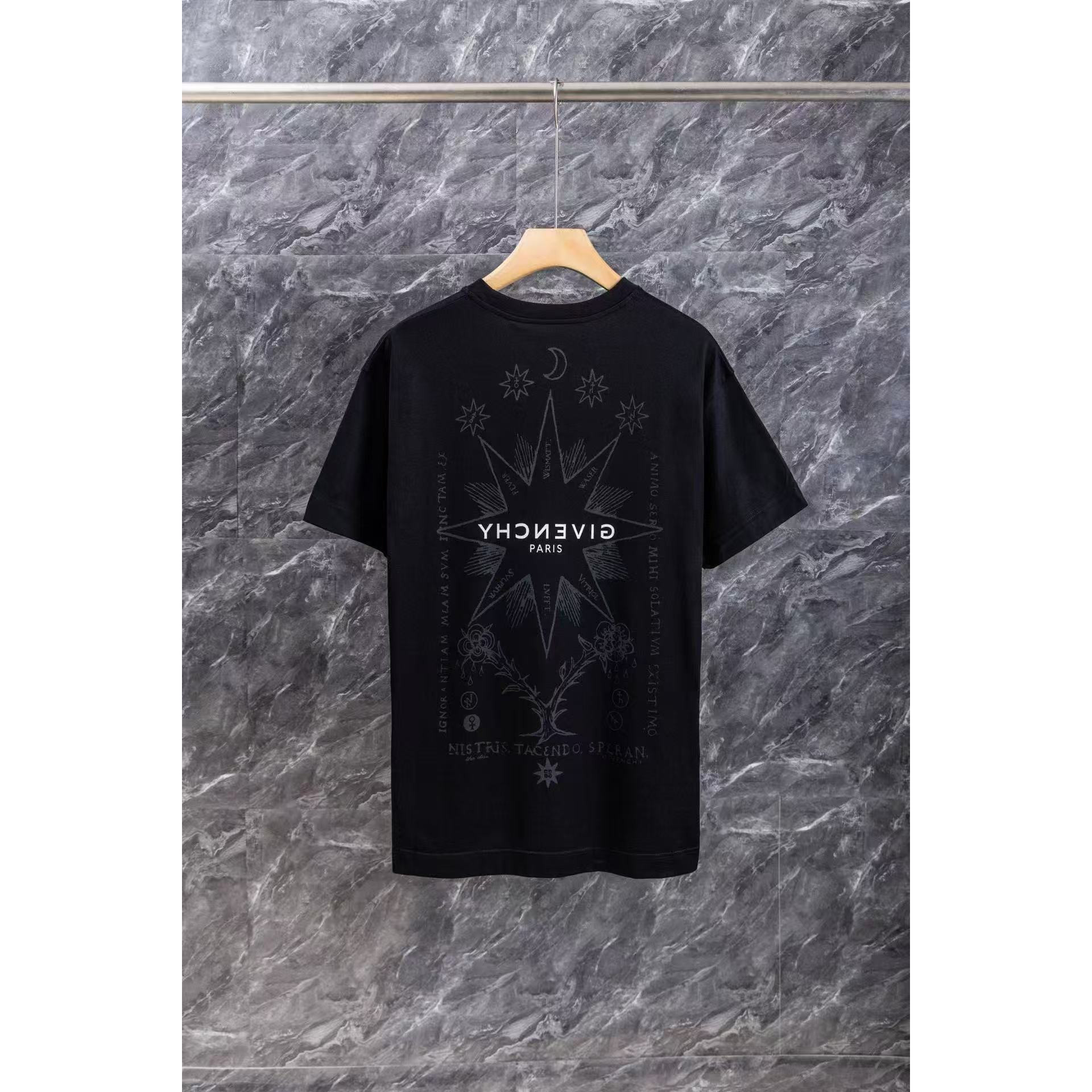 <p>GIVENCHY 塔罗牌星星印花短袖(黑)</p>