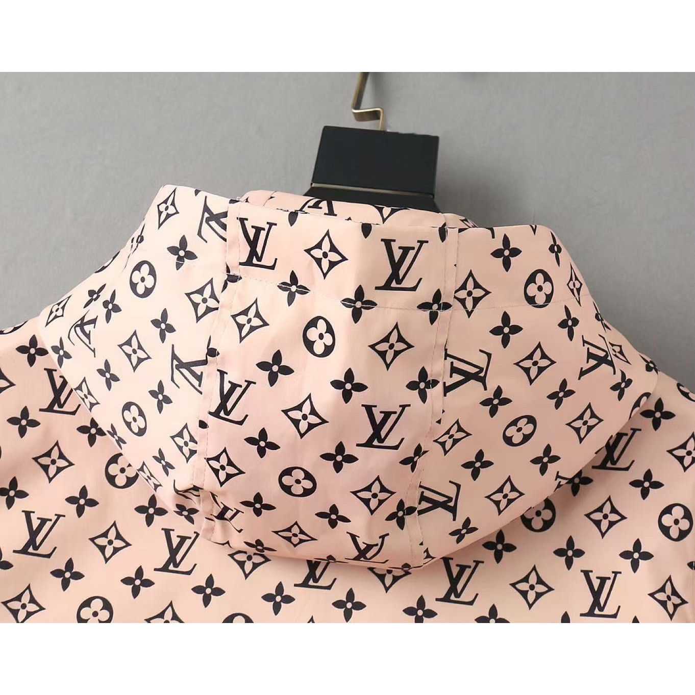 <p>LV 男士夹克外套(粉)</p>