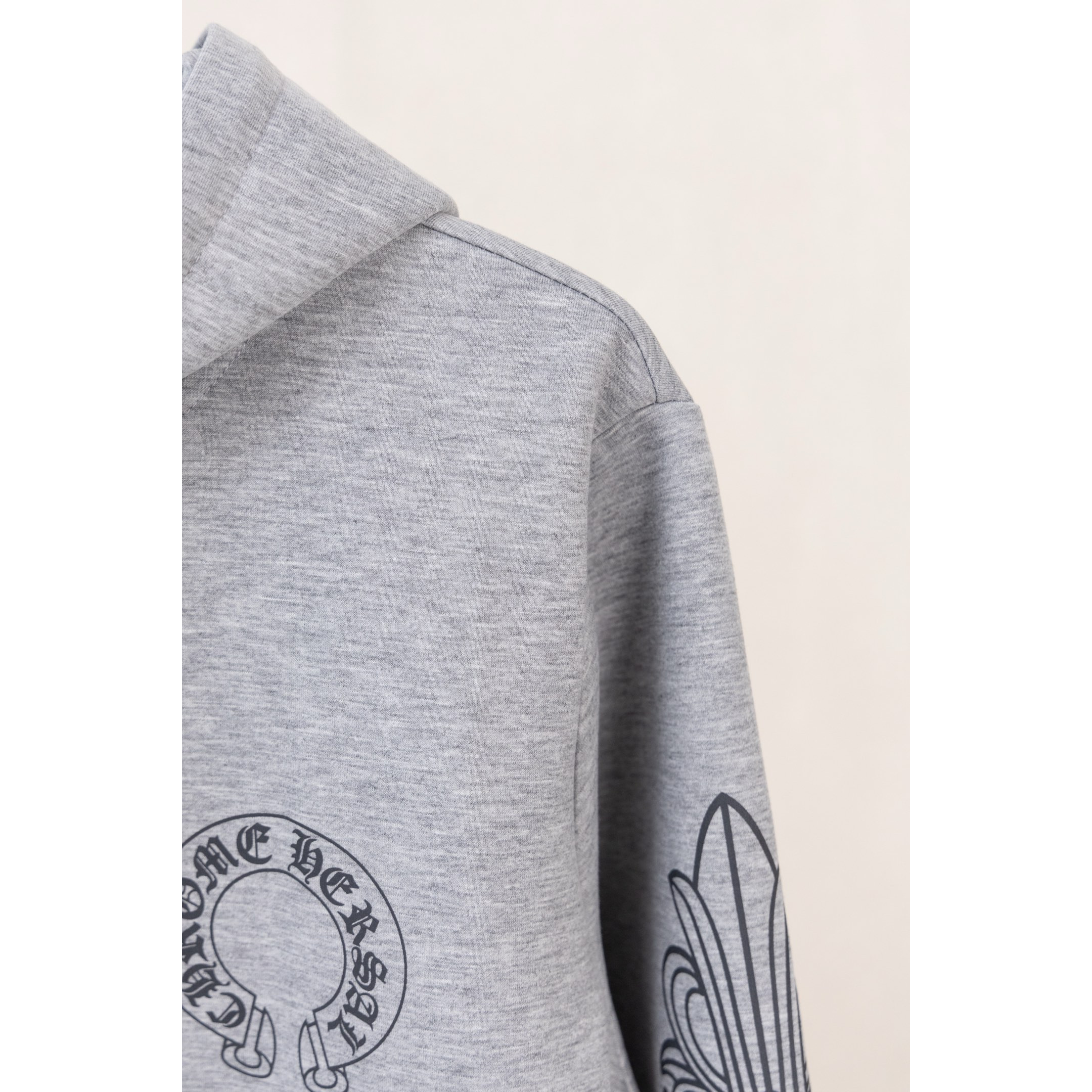 <p>CHROME HEARTS&nbsp;&nbsp;马蹄麒麟臂连帽外套(XB138灰)</p>
