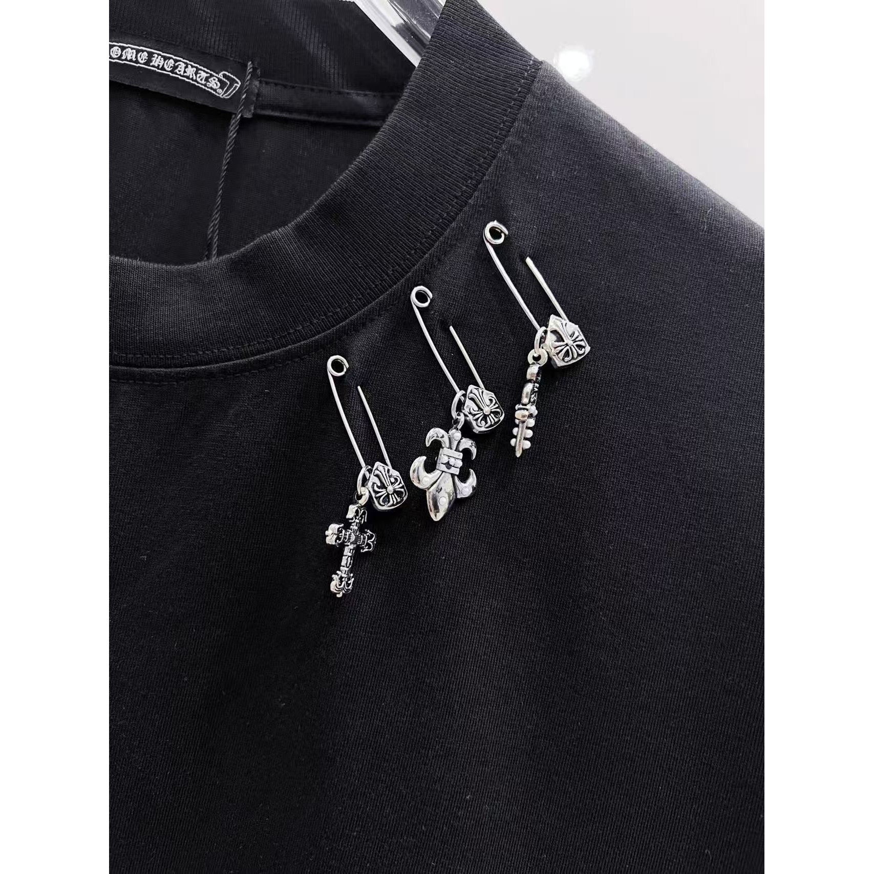 <p>CHROME HEARTS 破洞别针刺绣短袖(黑)</p>