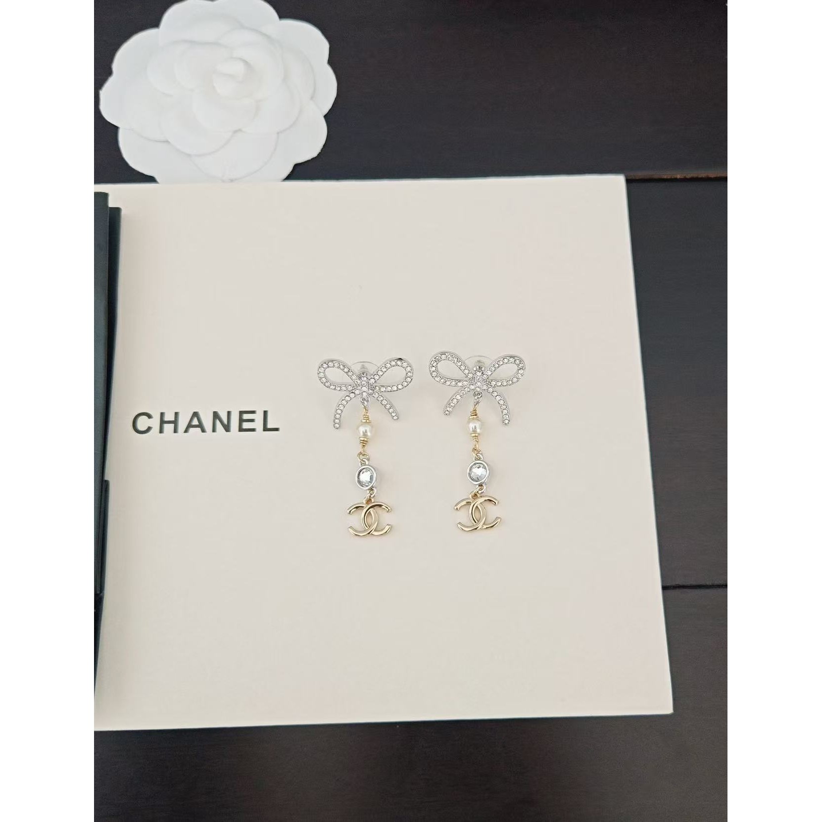<p>CHANEL&nbsp;双色蝴蝶结长耳环</p>