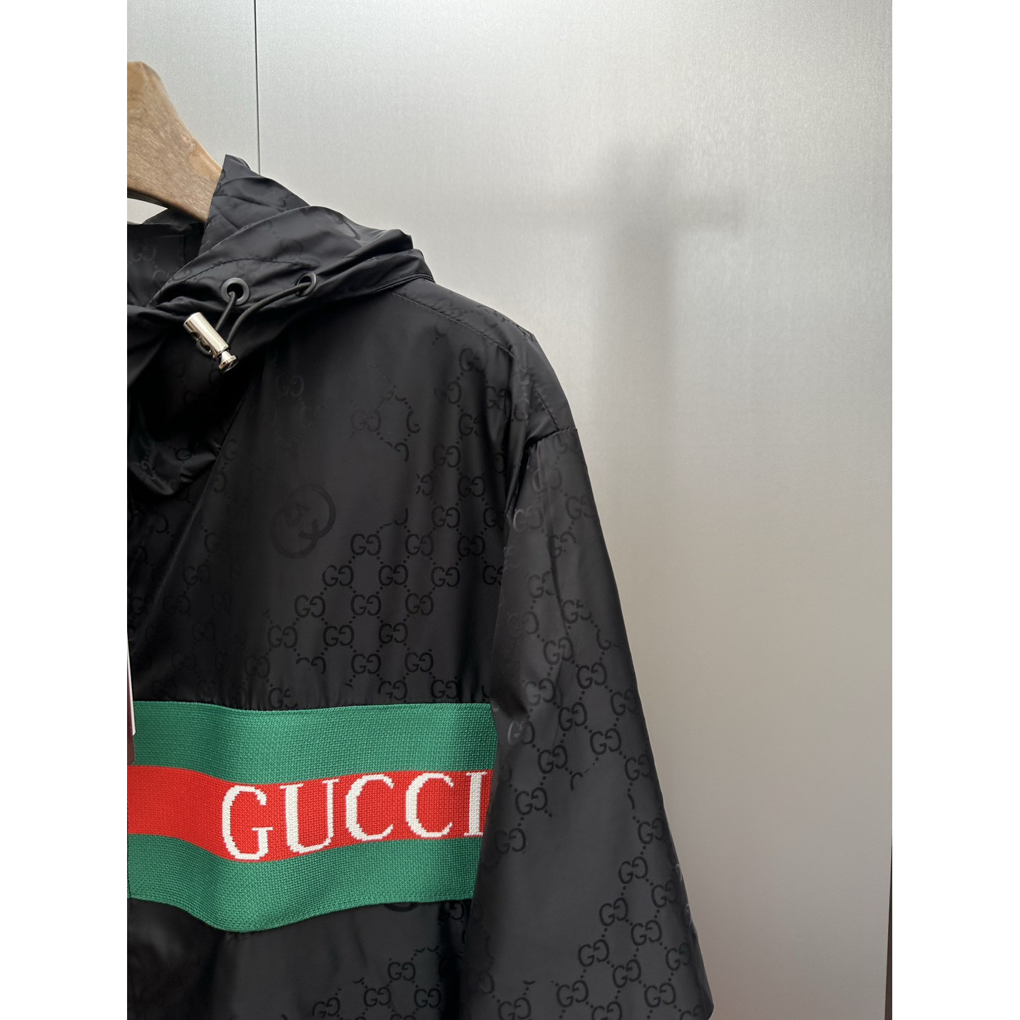 <p>GUCCI 织带Logo暗纹GG连帽防风夹克</p>