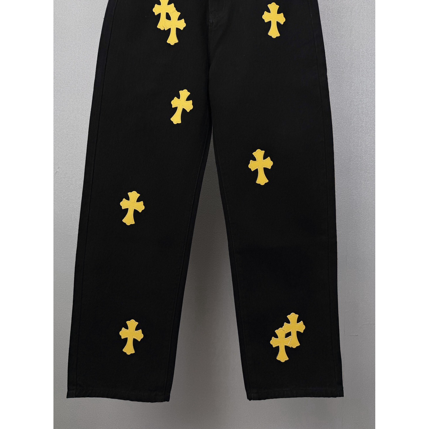 <p>CHROME HEARTS&nbsp;黄色十字架牛仔裤</p>