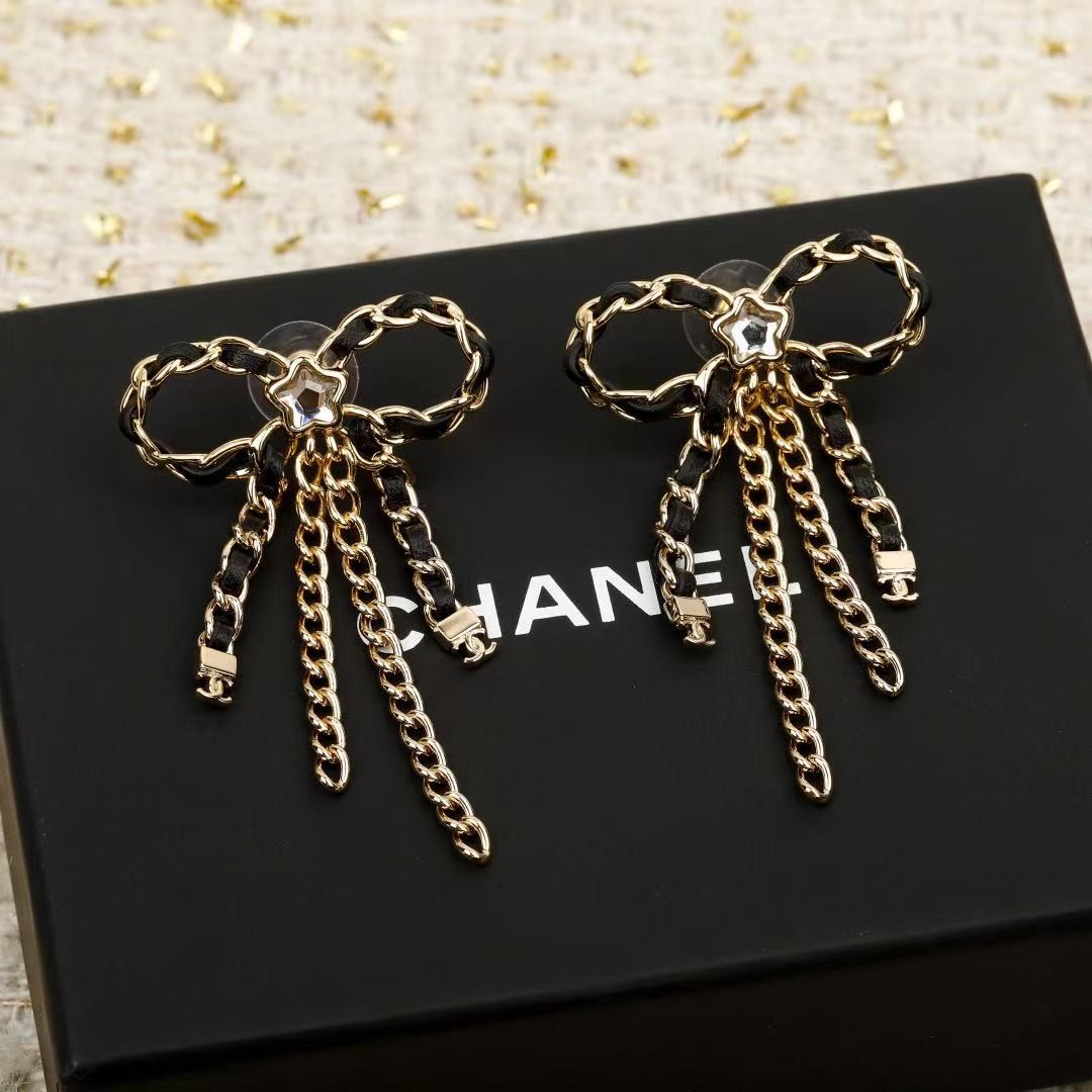 <p>CHANEL&nbsp;黑皮蝴蝶结流苏耳环</p>