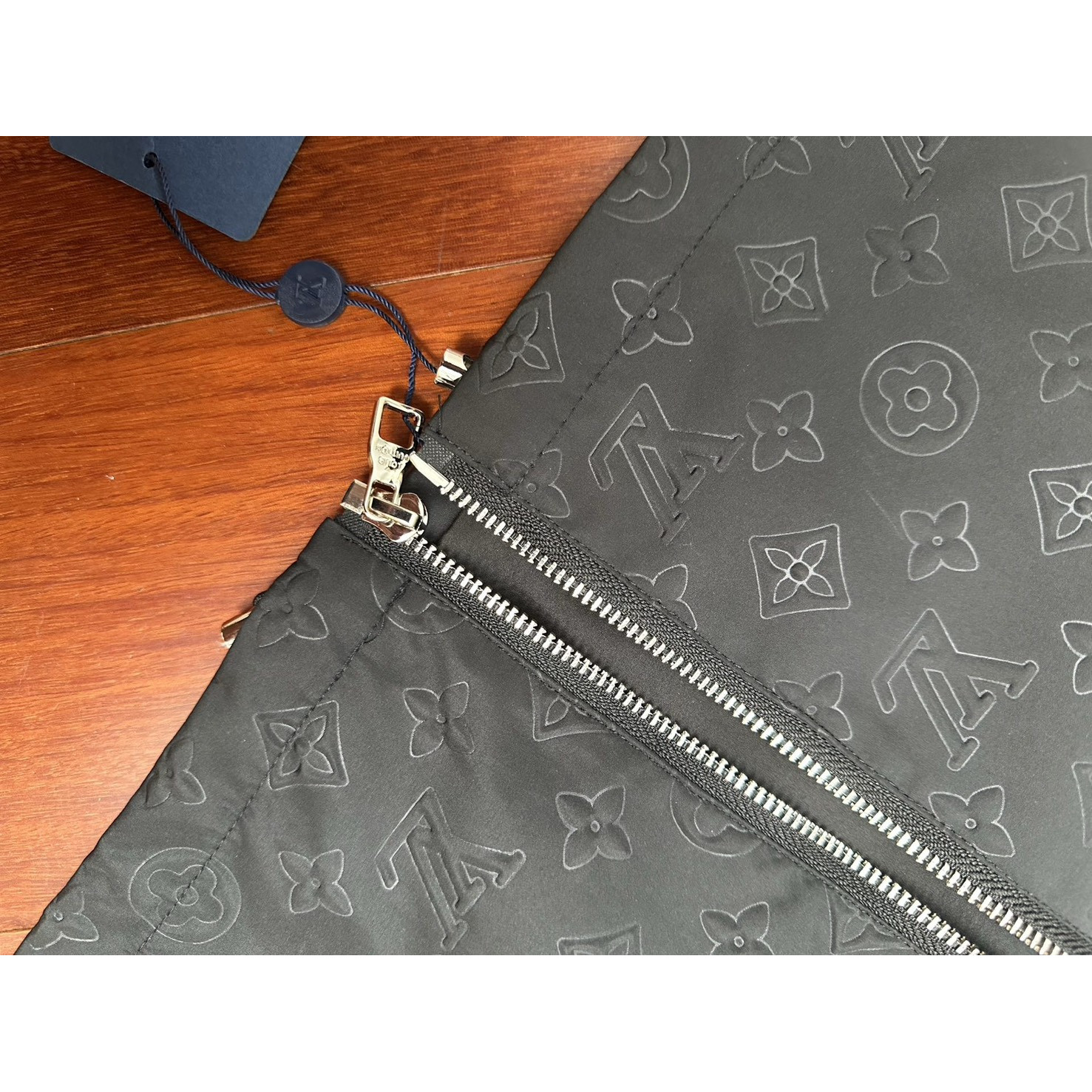 <p>Louis Vuitton 暗纹Monogram连帽防风夹克</p>