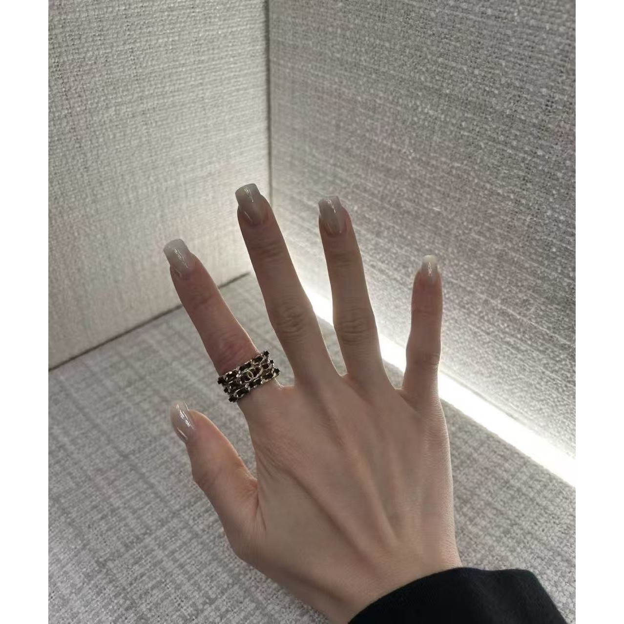 <p>CHANEL&nbsp;穿皮链双c戒指</p>