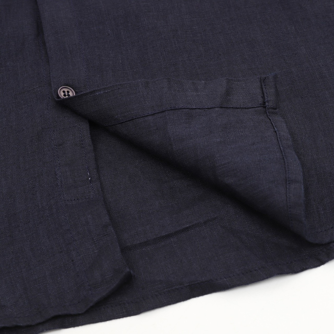 <p>Loro Piana&nbsp; 圆领亚麻衬衫<br />
&nbsp;</p>