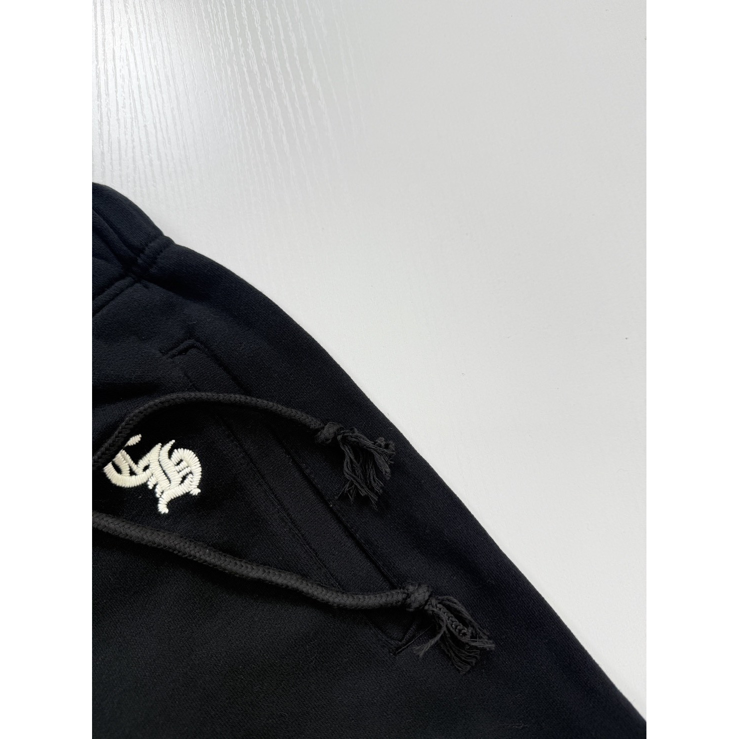 <p>CHROME HEARTS 梵文字母刺绣長裤</p>