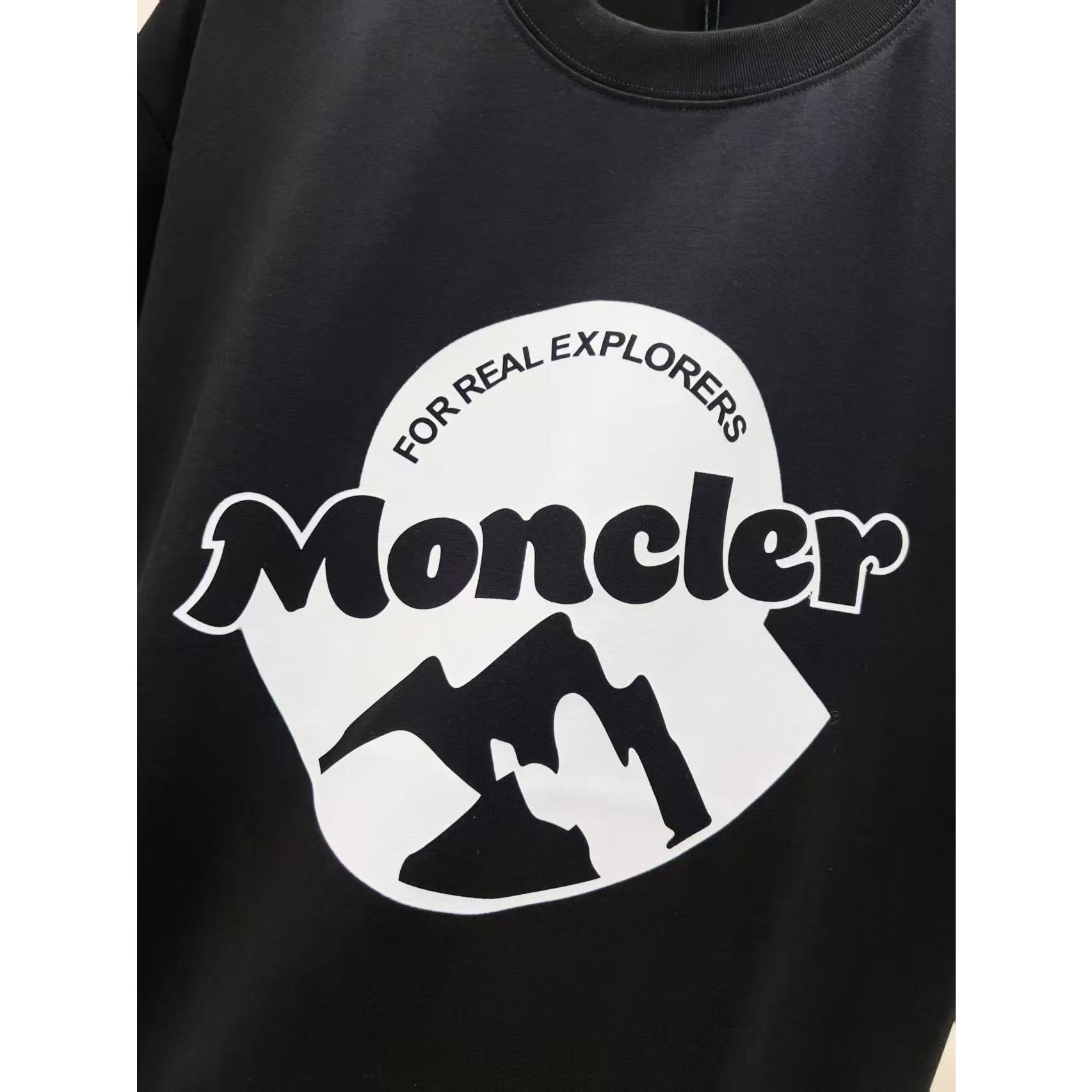 <p>MONCLER&nbsp;短袖T恤(黑)</p>