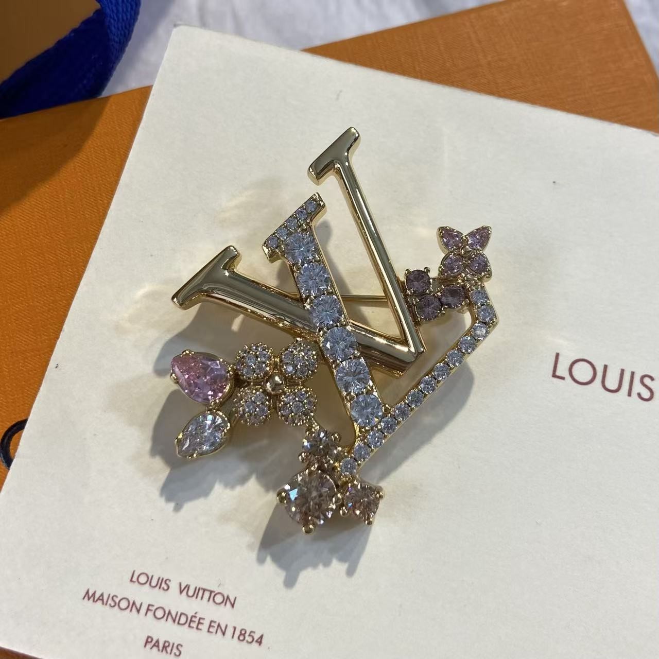 <p>LV 限定花卉胸针</p>