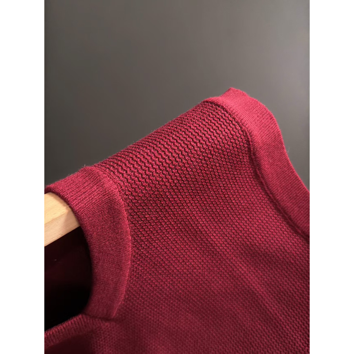 <p>Loro Piana V领针织马甲(紅)</p>