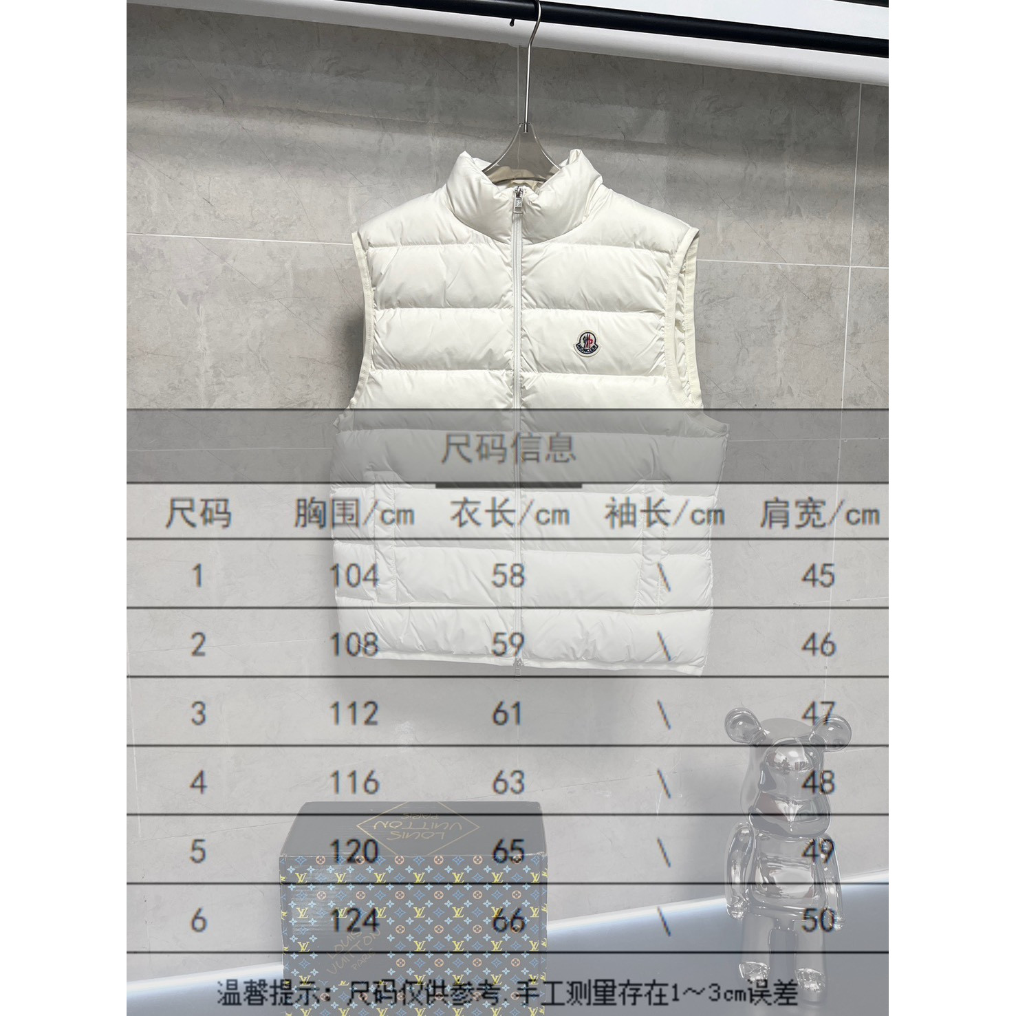 <p>Moncler 情侣款羽绒服 (白Y24)</p>