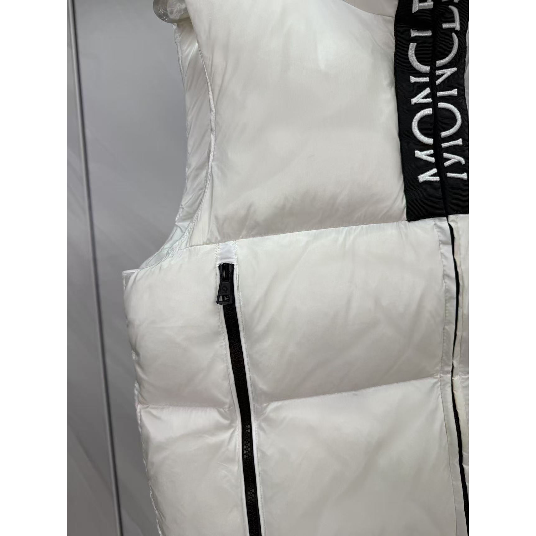<p>Moncler 男士Semeru马甲背心(白)</p>