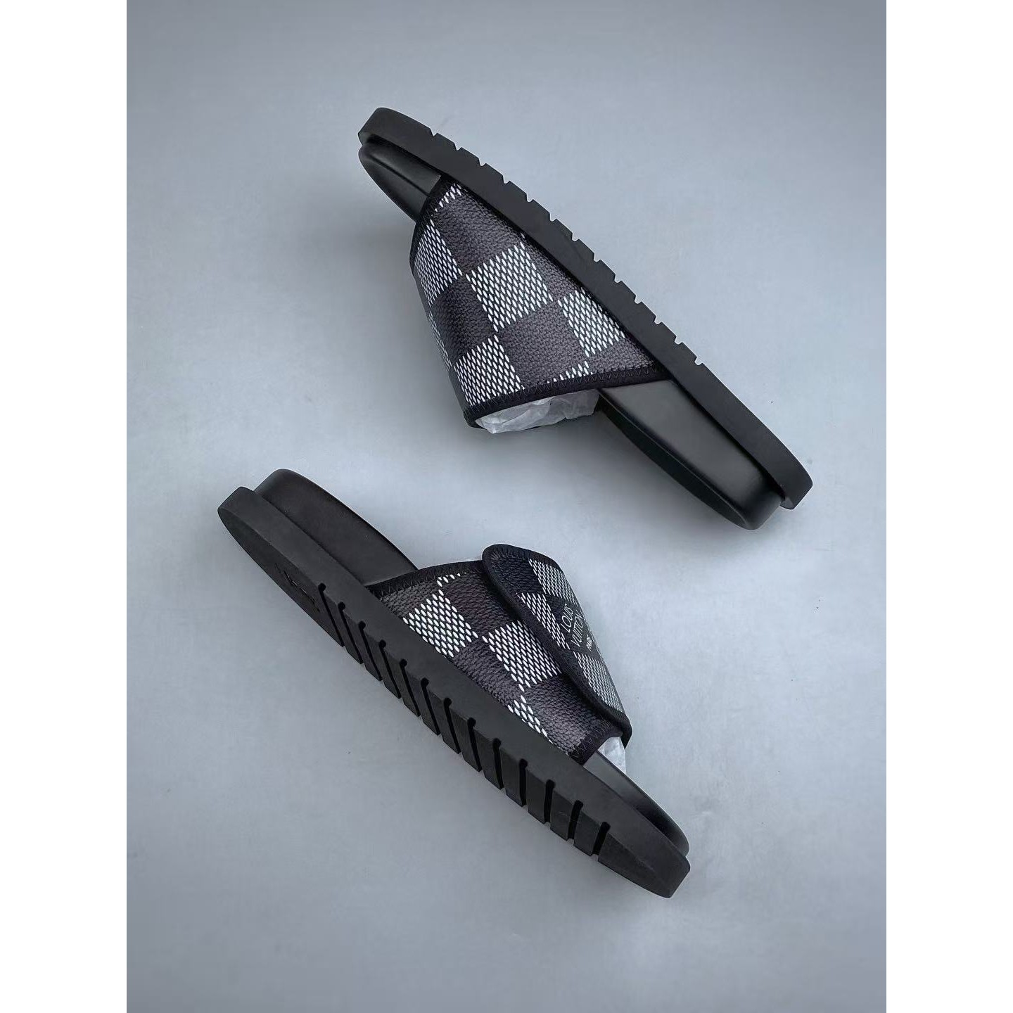 <p>Lv Miami Damier 男款魔术贴一字拖鞋 (黑灰)</p>